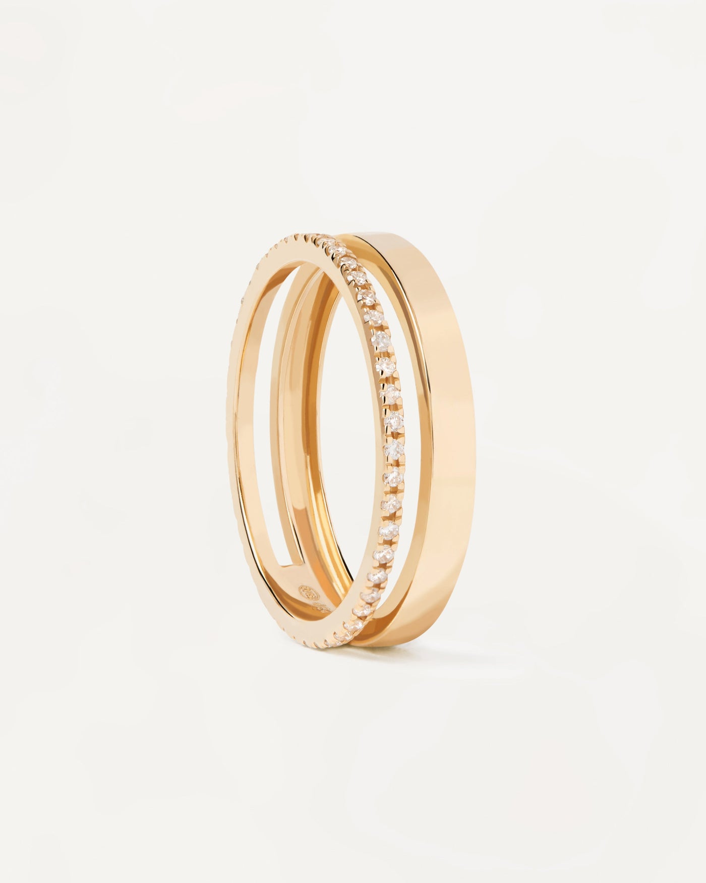 GoldRing mit Diamanten Dual. Solides Gelbgold Ring mit zwei Bändern: Plain & Diamond Band von 0,23 Karat. Erhalten Sie die neuesten Produkte von PDPAOLA. Geben Sie Ihre Bestellung sicher auf und erhalten Sie diesen Bestseller.