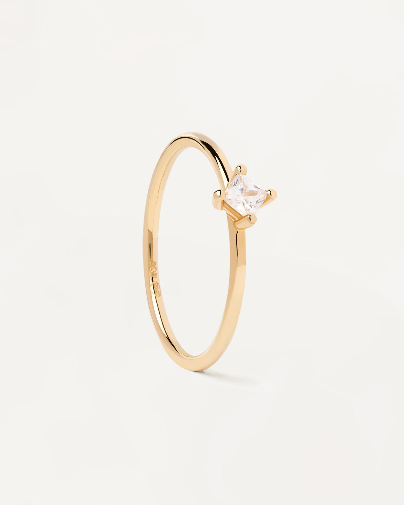 Bague Solitaire Avec Diamant Carré en Or. Bague en or jaune 18K avec diamant de laboratoire de 0,17 carat. Découvrez les dernières nouveautés de chez PDPAOLA. Commandez et recevez votre bijou en toute sérénité.