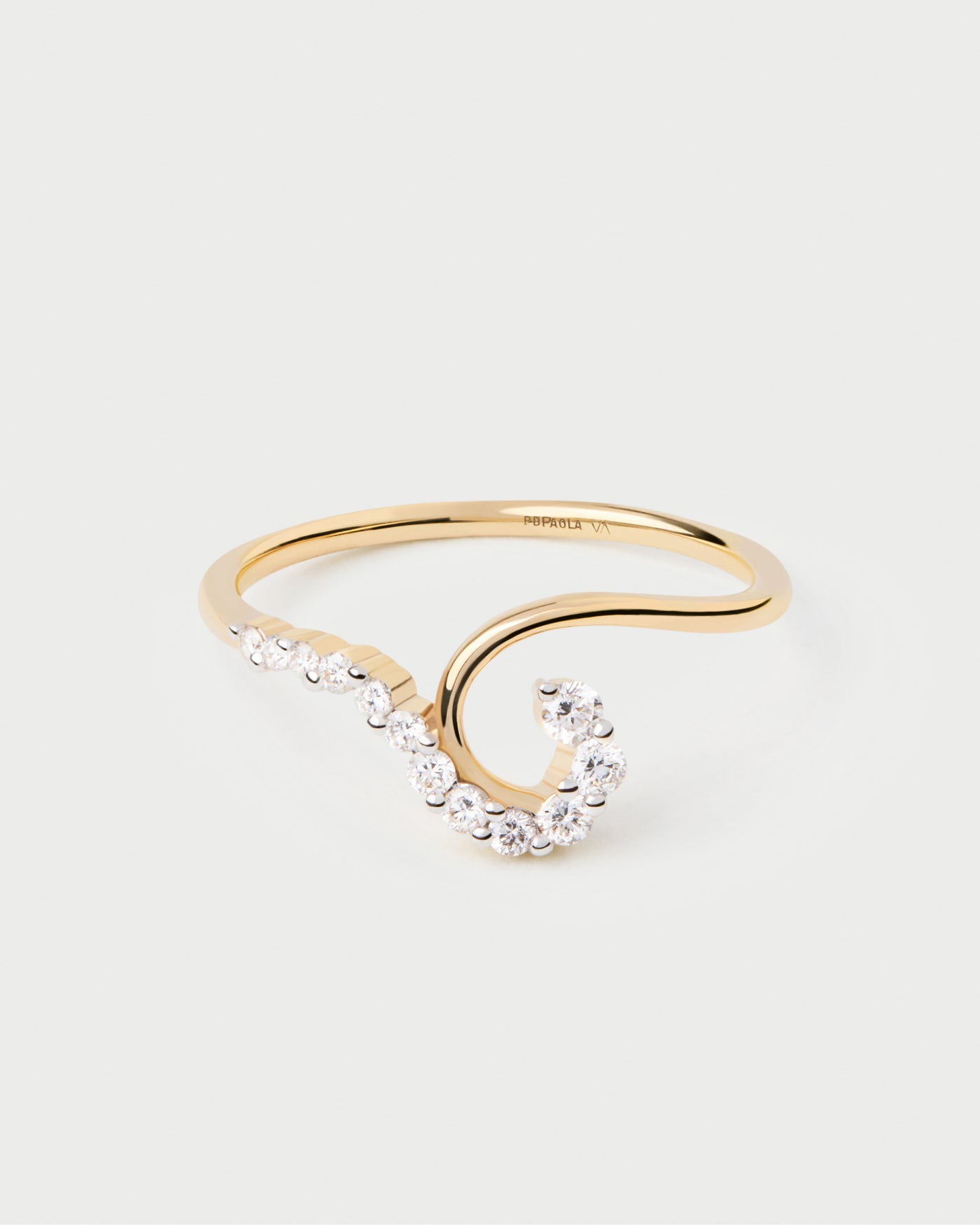 Fluid spiral ring in 18K gold set with 12 brilliant lab-grown diamonds in graduating sizes