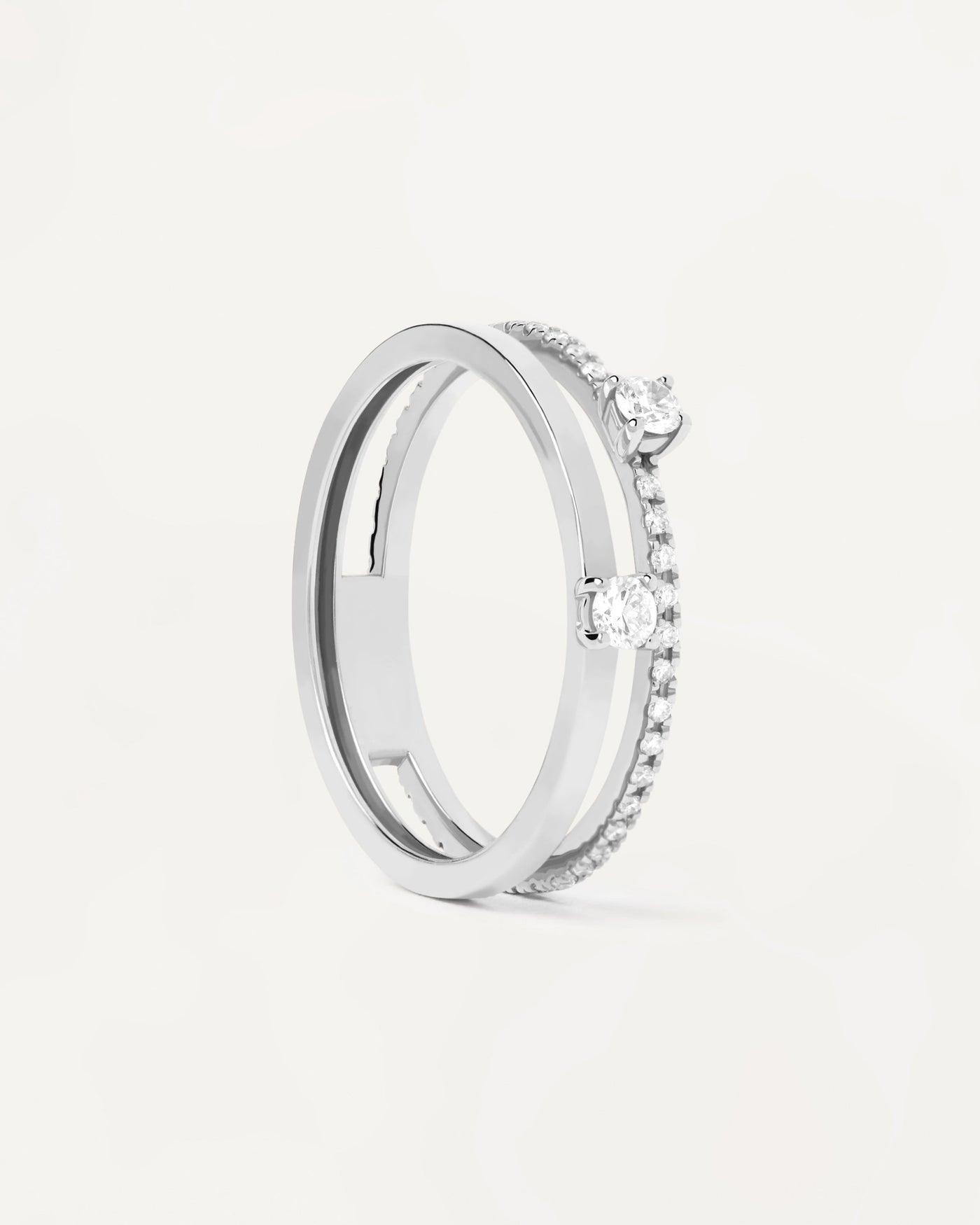 Solitär Dual Ring aus Weissgold mit Diamanten. Doppelring aus massivem Weißgold, besetzt mit Diamanten von 0,34 Karat. Erhalten Sie die neuesten Produkte von PDPAOLA. Geben Sie Ihre Bestellung sicher auf und erhalten Sie diesen Bestseller.