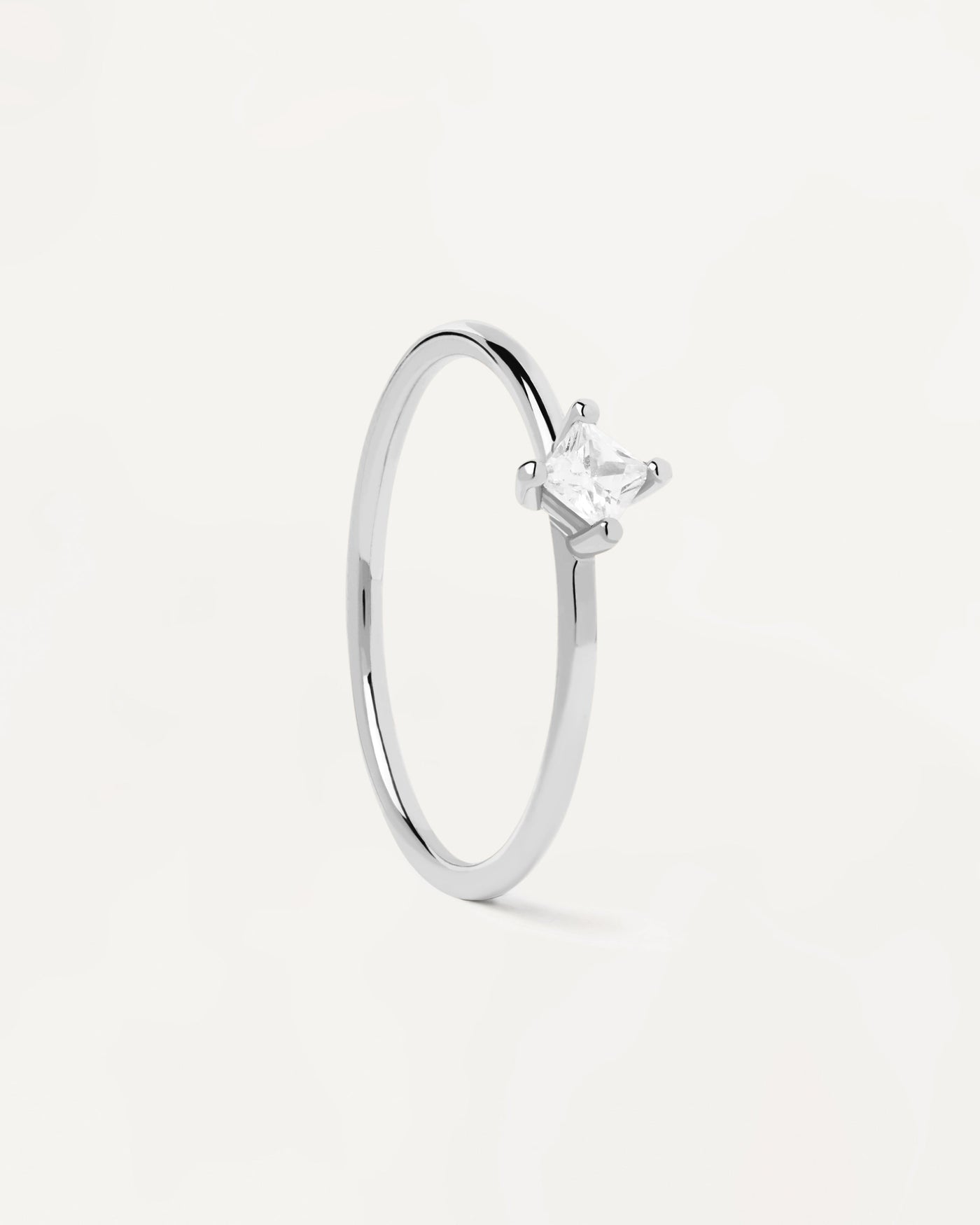 Anillo Solitario con Diamante Cuadrado Y Oro Blanco. Anillo de oro blanco macizo con diamante de laboratorio solitario de corte princesa de 0,17 quilates. Consigue las últimas novedades de PDPAOLA. Haz tu pedido de forma segura y obtén este Best Seller.