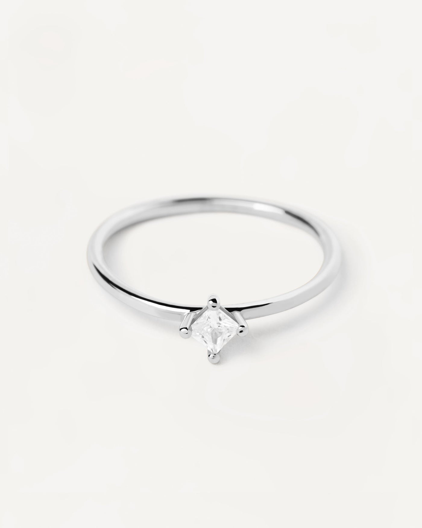 Solitär-Ring aus Weissgold mit Prinzessschliff Diamant - 
  
    18 kt Weissgold / Silber-Rhodinierung
  
