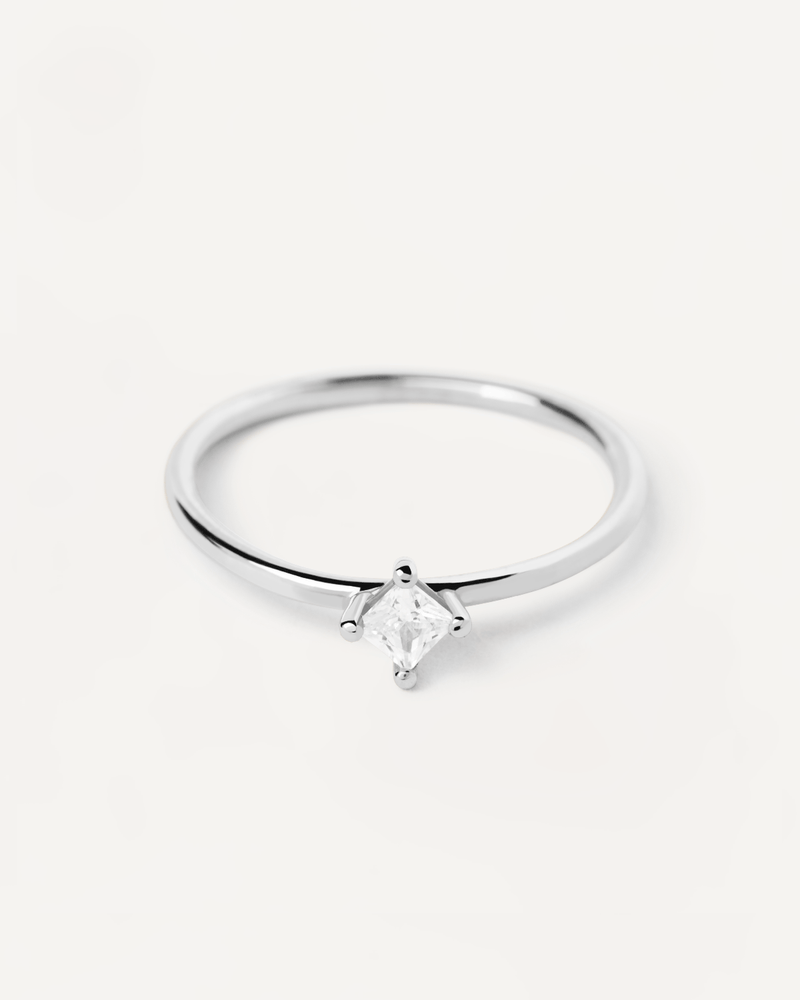 Solitär-Ring aus Weissgold mit Prinzessschliff Diamant - 
  
    18 kt Weissgold / Silber-Rhodinierung
  
