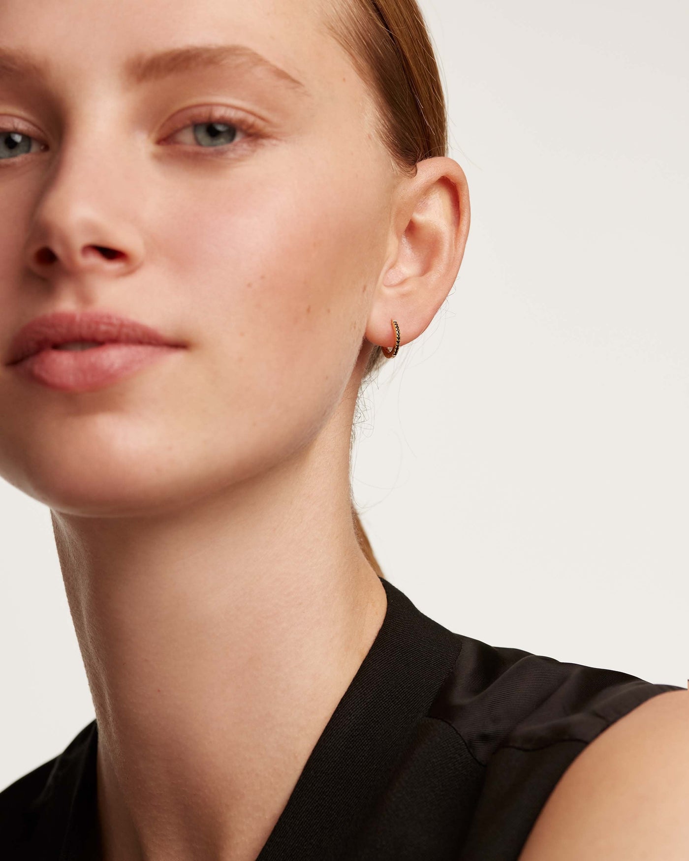 Black Mini Ohrringe - 
  
    Sterling Silber / 18K Goldplattierung
  
