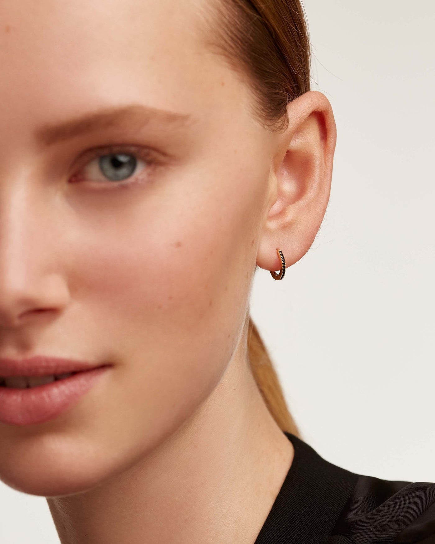 Black Mini Ohrringe 
  
    Sterling Silber / 18K Goldplattierung
  
