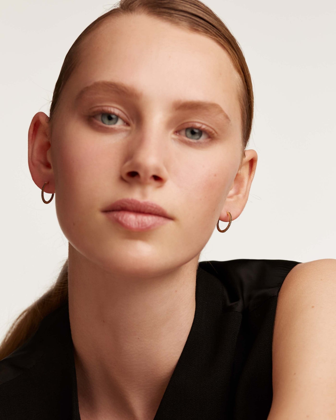 Black Medium Ohrringe - 
  
    Sterling Silber / 18K Goldplattierung
  
