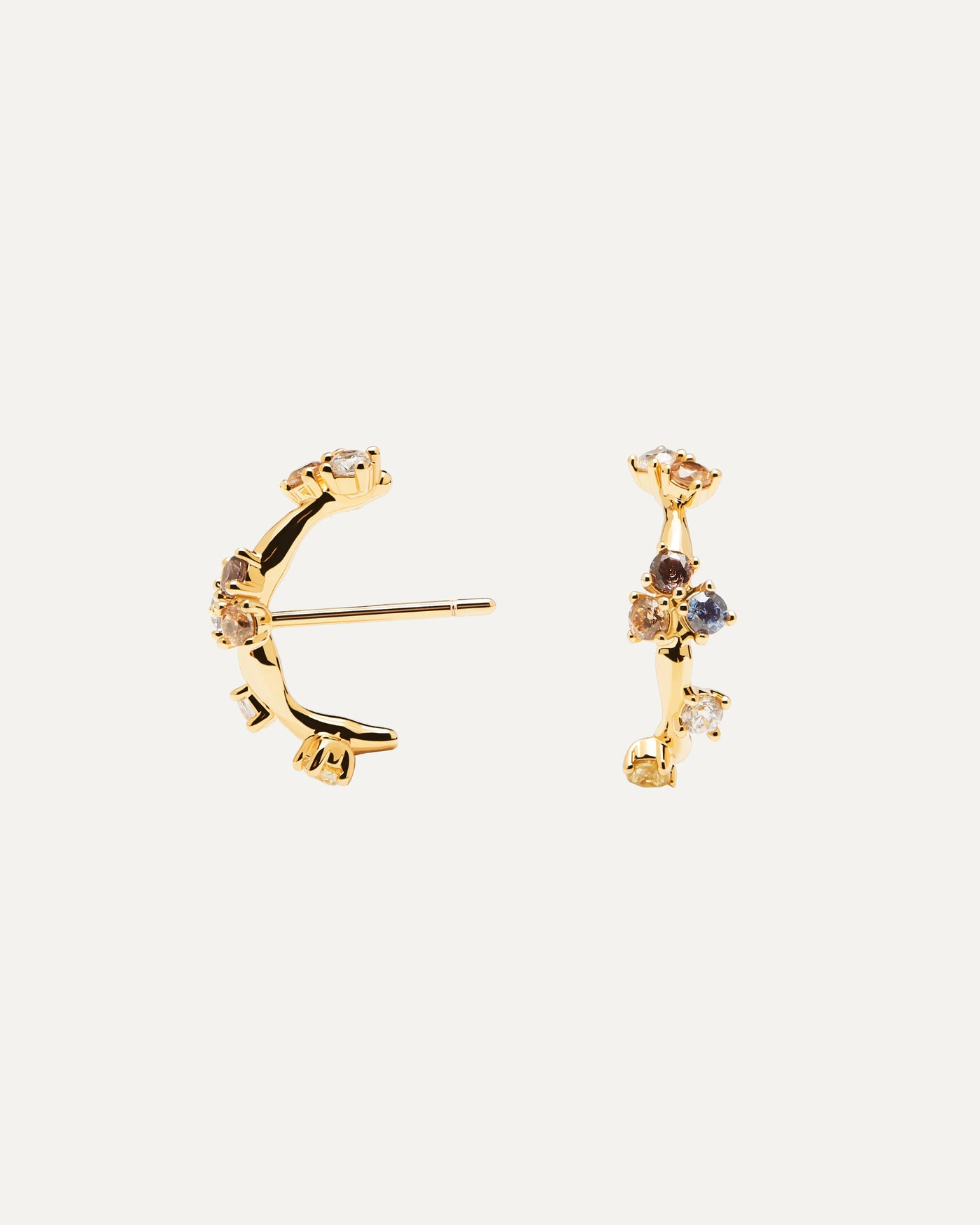 Selezione 2023 | Orecchini Zoe. Coppia di ear cuff a bottone in argento placcato oro con cinque pietre colorate. Acquista le ultime novità di PDPAOLA. Effettua il tuo ordine in tutta sicurezza e non lasciarti sfuggire questo best seller. Spedizione gratuita.