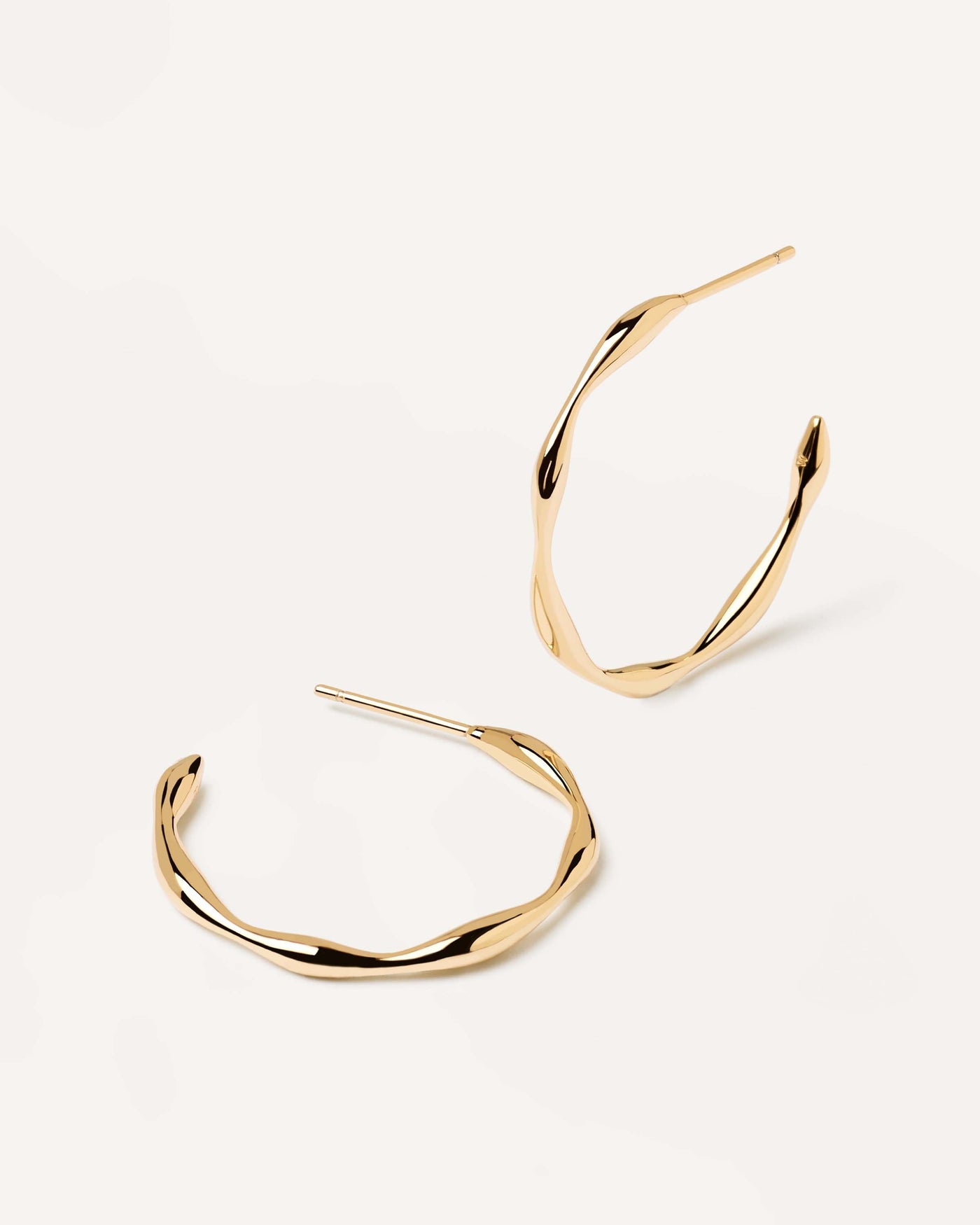 2023 Selection | Vanilla Earrings. Wavy hoop earrings in gold-plated silver. Get the latest arrival from PDPAOLA. Place your order safely and get this Best Seller. Free Shipping.