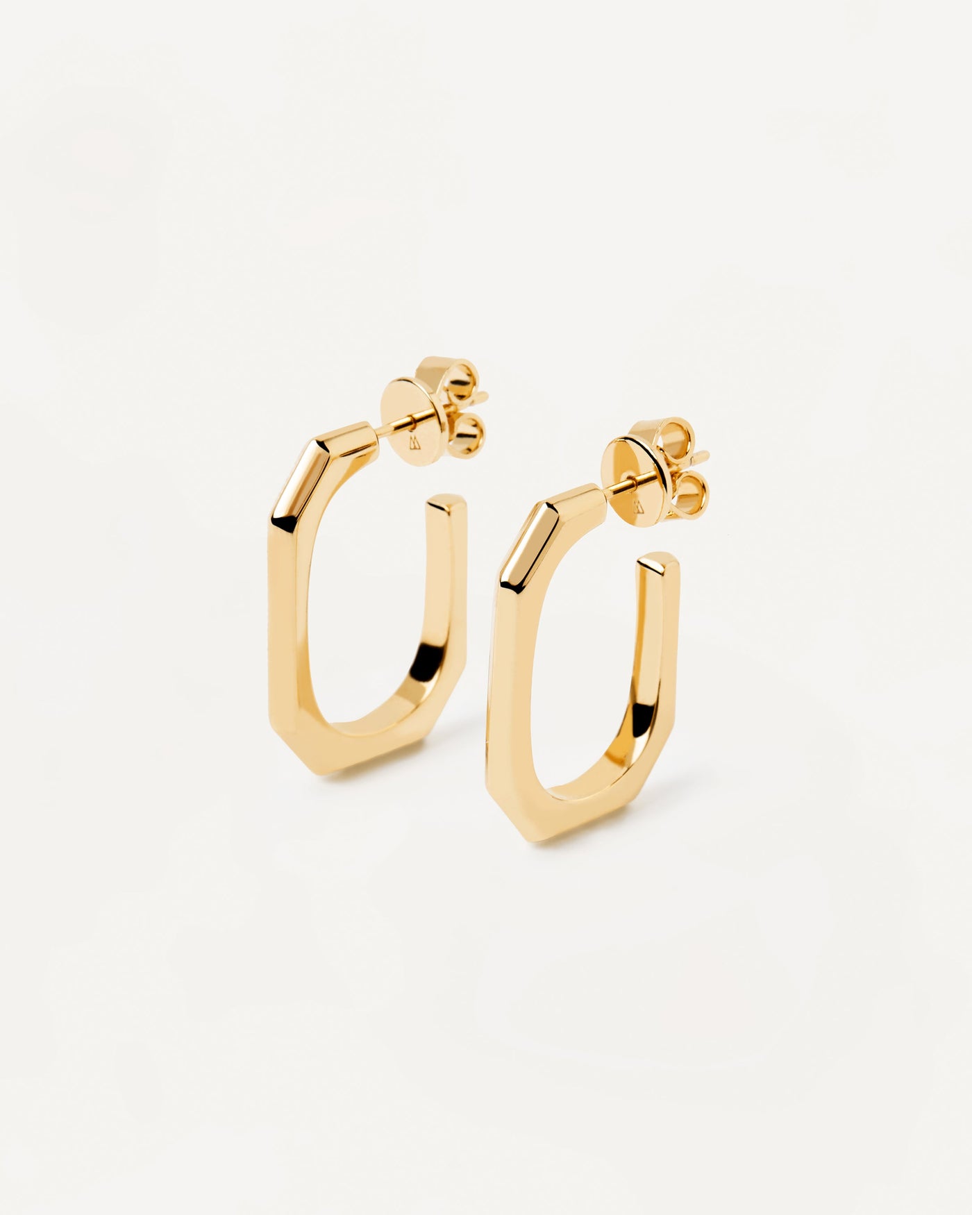Signature Link Ohrringe. Oktogonale einfache Ohrringe, die als Kabelverbindungen in 18 Karat Goldbeschichtung geformt sind. Erhalten Sie die neuesten Produkte von PDPAOLA. Geben Sie Ihre Bestellung sicher auf und erhalten Sie diesen Bestseller.