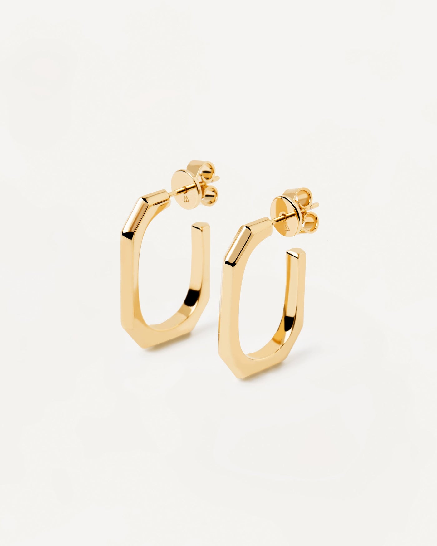 Pendientes Signature Link. Pendientes de aro octogonal en forma de eslabones de cadena en baño de oro de 18K. Consigue las últimas novedades de PDPAOLA. Haz tu pedido de forma segura y obtén este Best Seller.