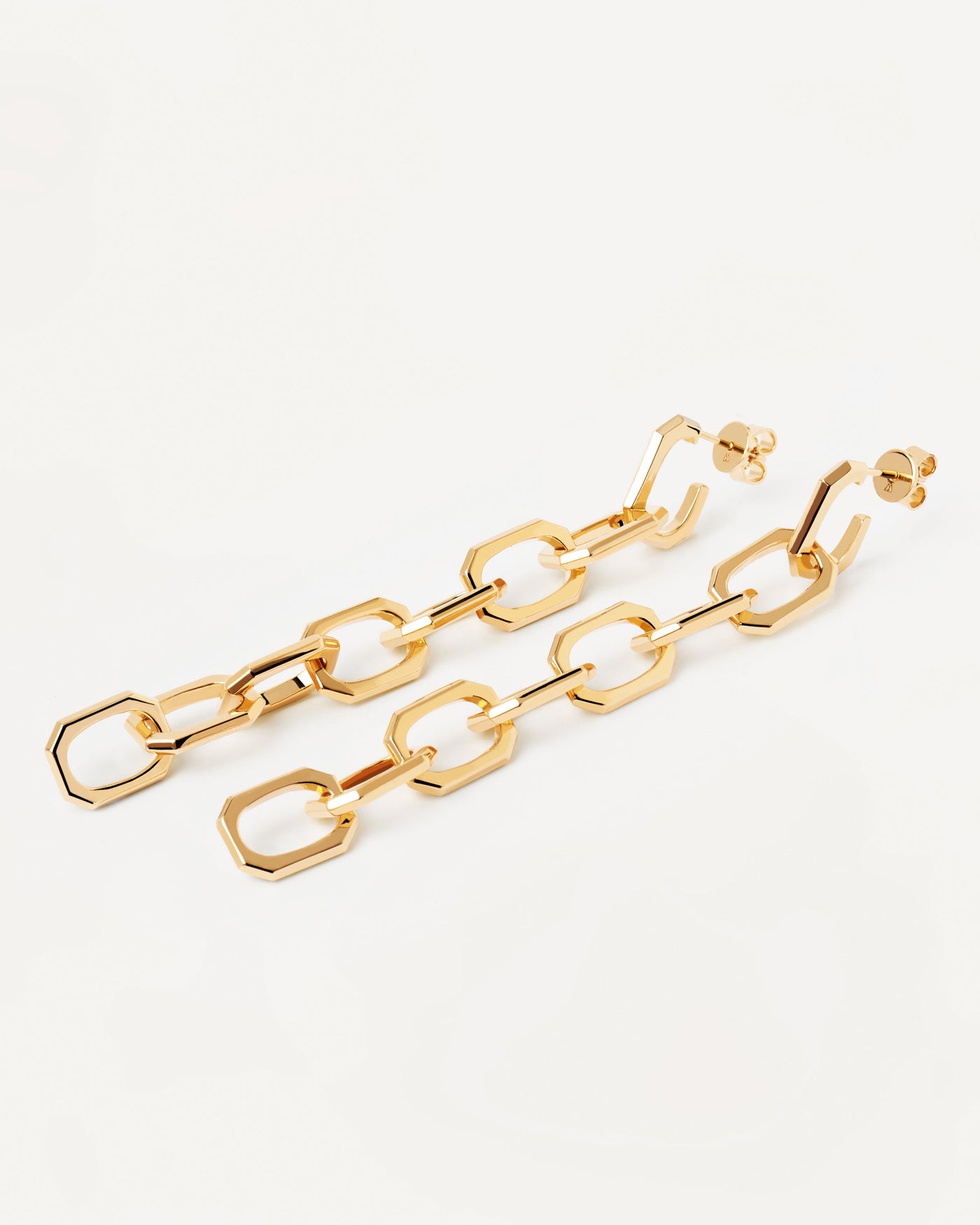Sélection 2023 | Boucles d'oreilles chaine Endless Signature. Longues boucles d'oreilles de chaine forçat à maillons octogonaux en plaqué or 18 carats. Découvrez les dernières nouveautés de chez PDPAOLA. Commandez et recevez votre bijou en toute sérénité. Livraison gratuite.