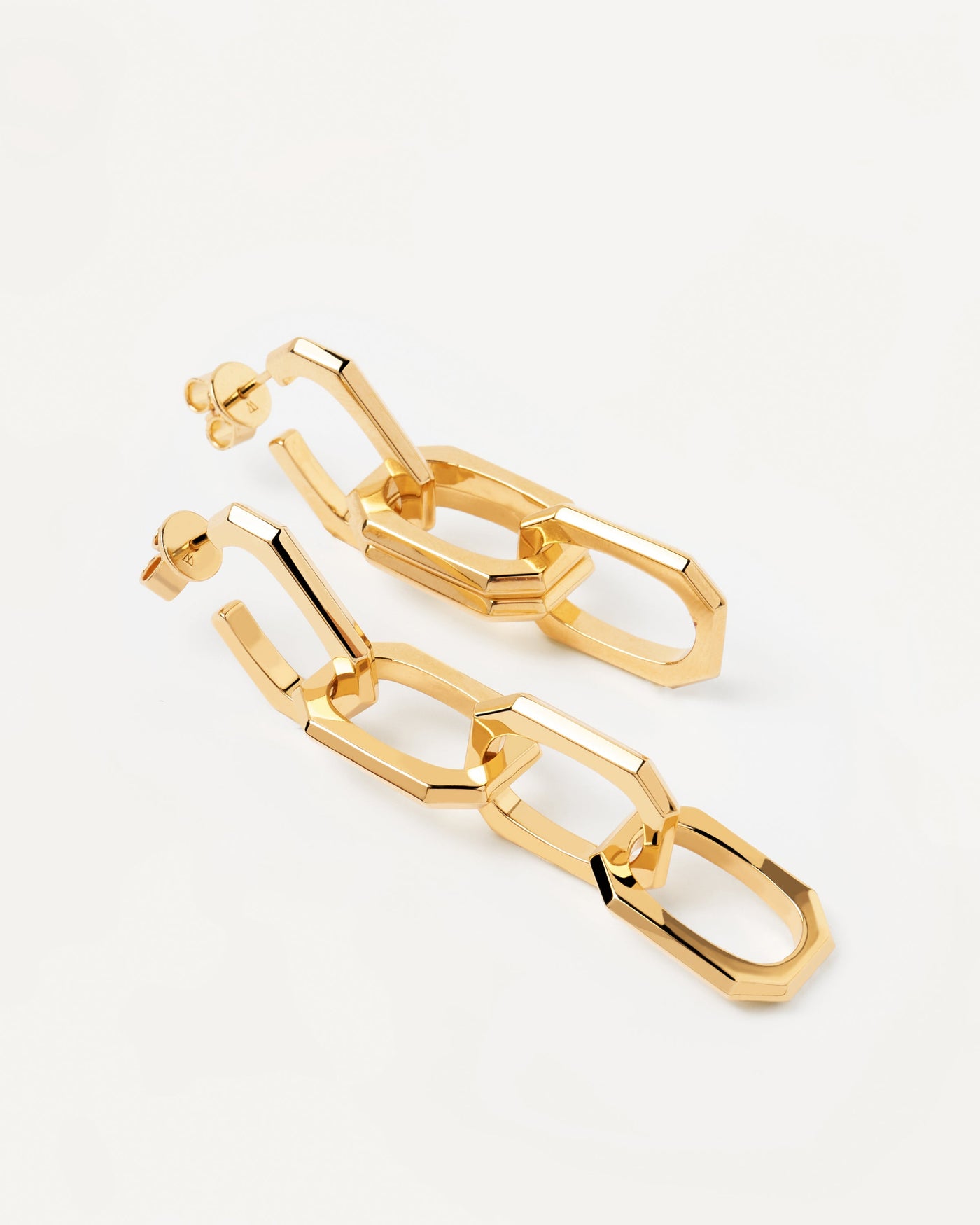 Pendientes cadena Signature. Pendientes colgantes de cadena forzada con eslabones octogonales en baño de oro de 18K. Consigue las últimas novedades de PDPAOLA. Haz tu pedido de forma segura y obtén este Best Seller.