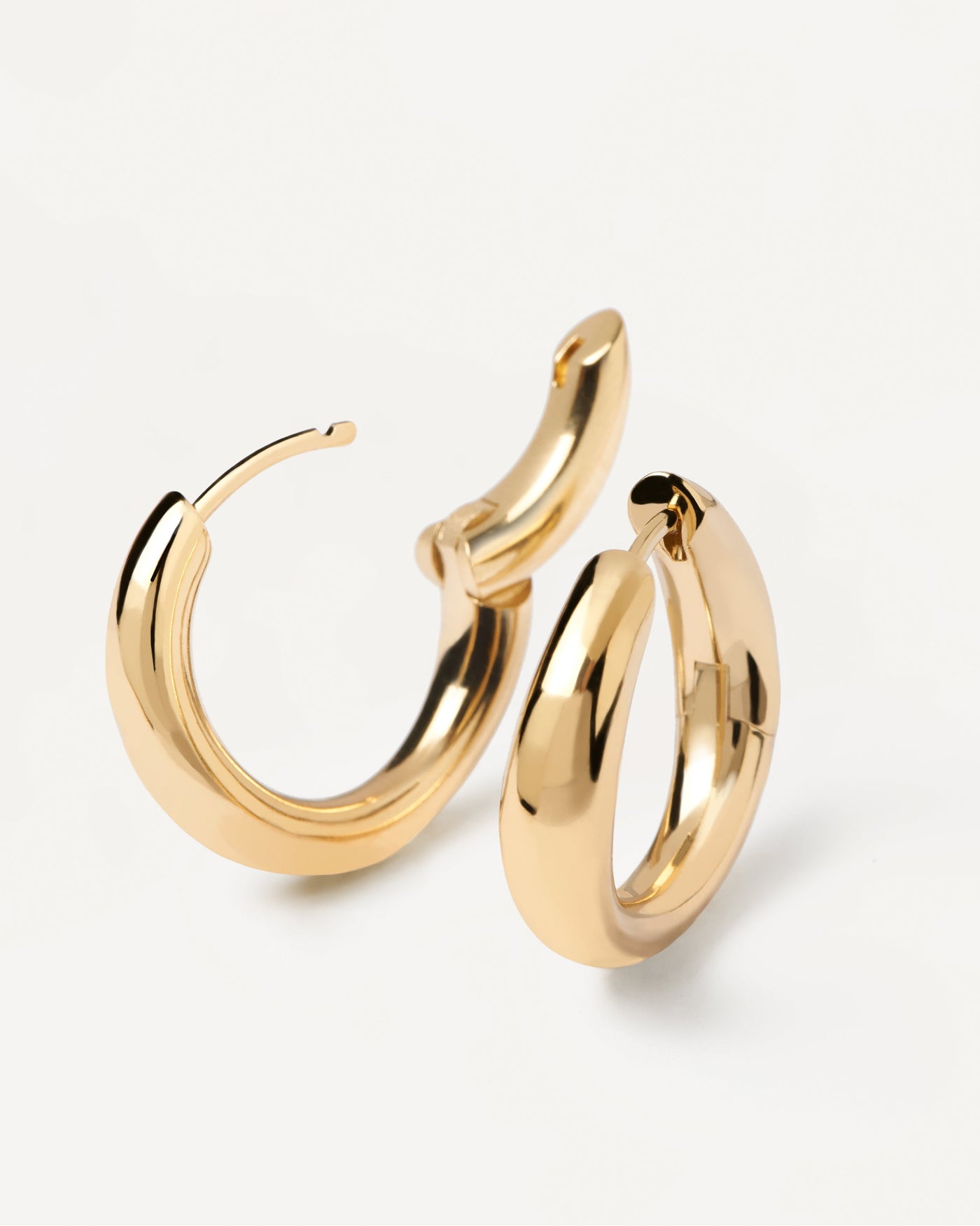 2023 Selection | Pirouette Earrings. Gold-plated silver hoops with bold and curvy design. Get the latest arrival from PDPAOLA. Place your order safely and get this Best Seller. Free Shipping.