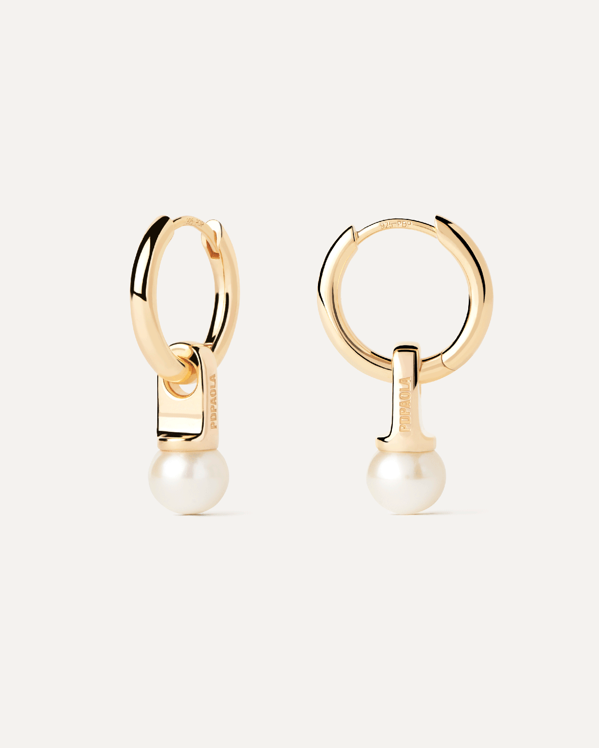 Aros La Perla. Aros delicados de plata bañada en oro con un colgante redondo de perla de agua dulce. Consigue las últimas novedades de PDPAOLA. Haz tu pedido de forma segura y obtén este Best Seller.