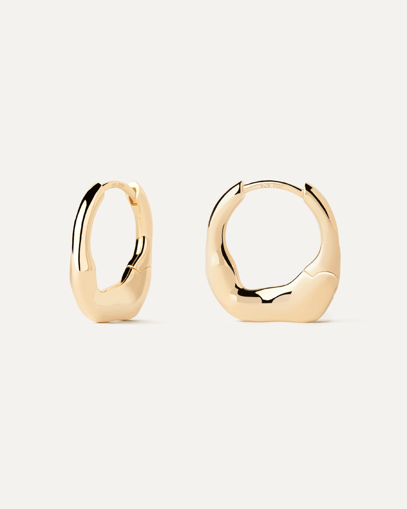 Gold-plated small fluid hoop earrings with contrasting irregular design