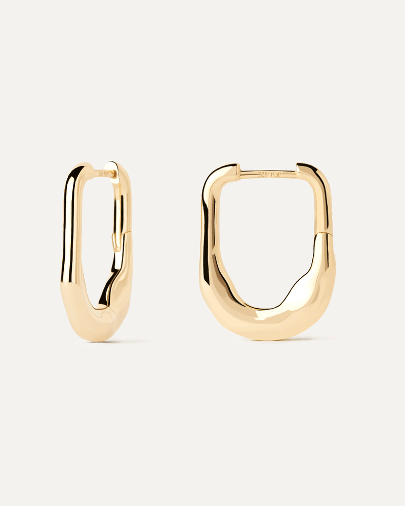 Gold-plated fluid square hoop earrings with round corners and contrasting irregular design