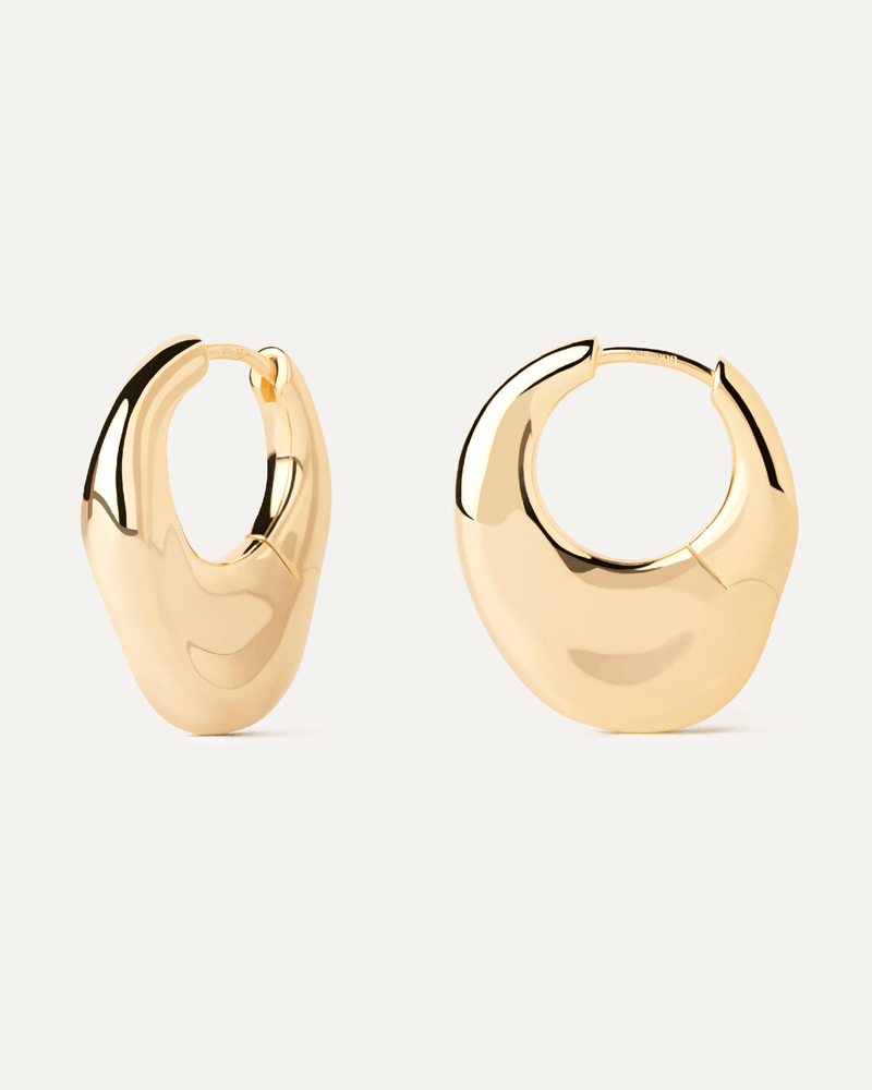 Gold-plated fluid hoop earrings with contrasting irregular design and chunky base
