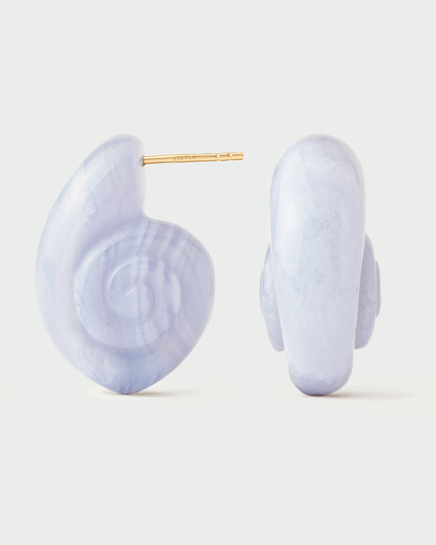 Orecchini scultura con lumaca di mare in pietra blu intagliata a mano
