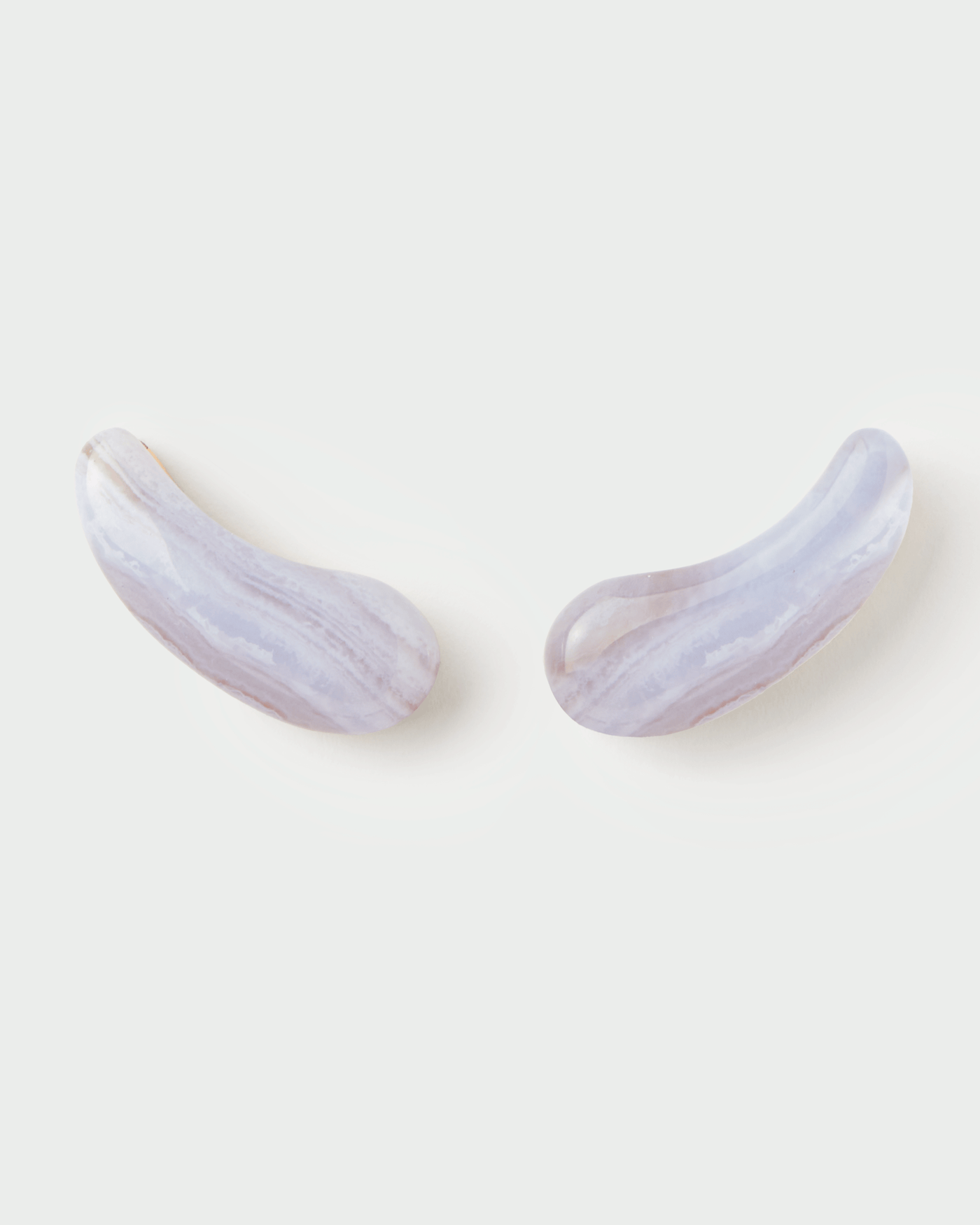 Pendientes trepadores esculturales con piedra azul en forma de gota ondulada
