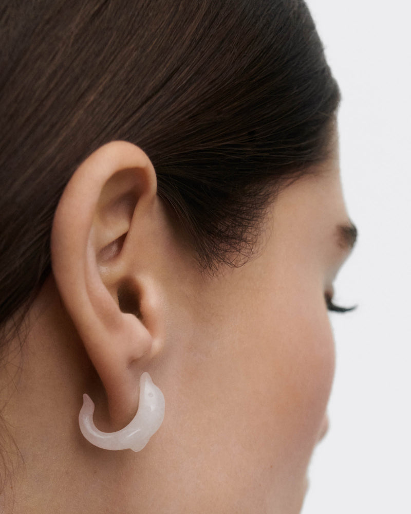 Piercing all'orecchio delfino minimalista in pietra bianca scolpito a mano