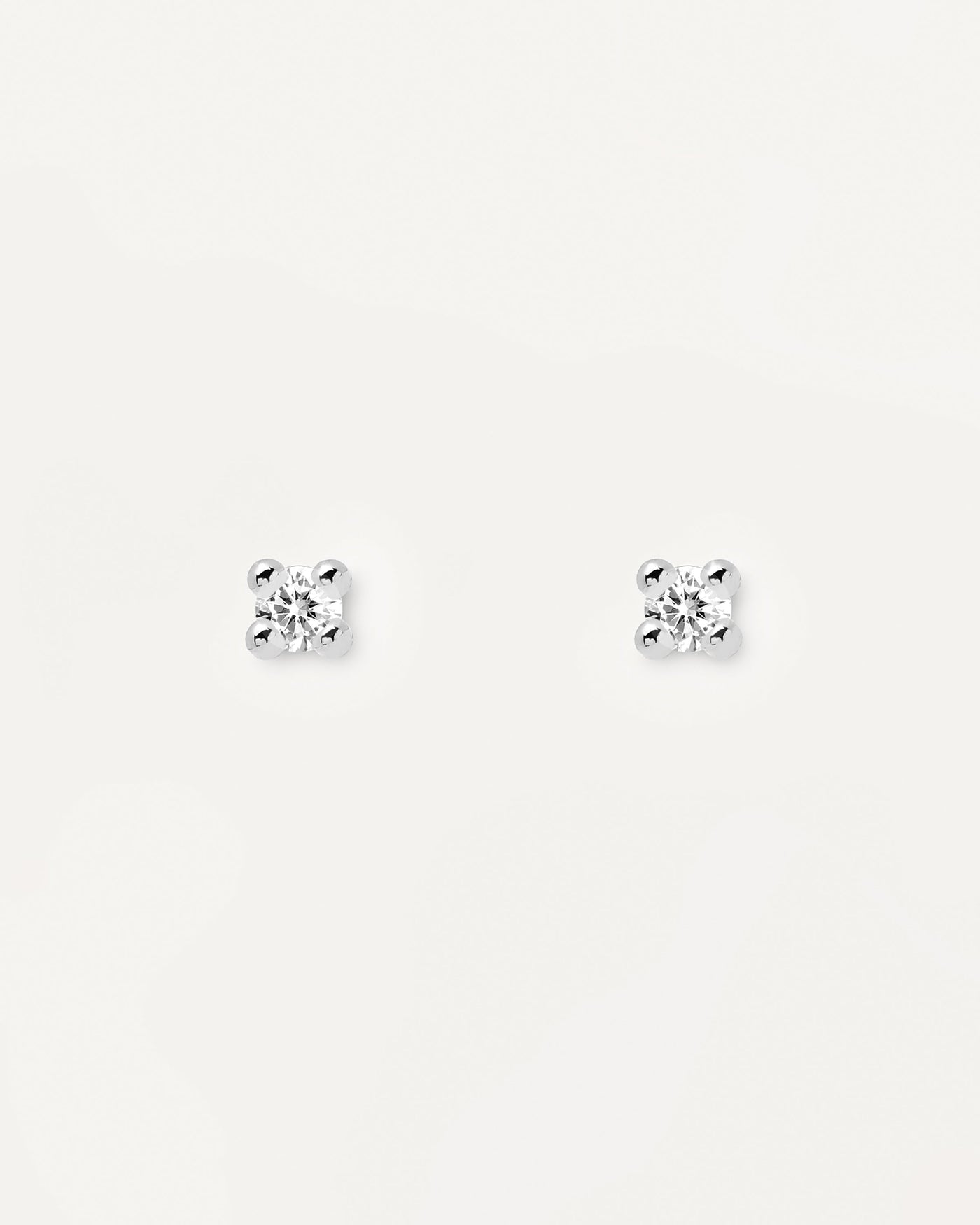 Boucles d'Oreilles en argent Essentia. paire de boucles d'oreilles clou en argent sterling 925 serties d'une pierre de zircone blanche. Découvrez les dernières nouveautés de chez PDPAOLA. Commandez et recevez votre bijou en toute sérénité.