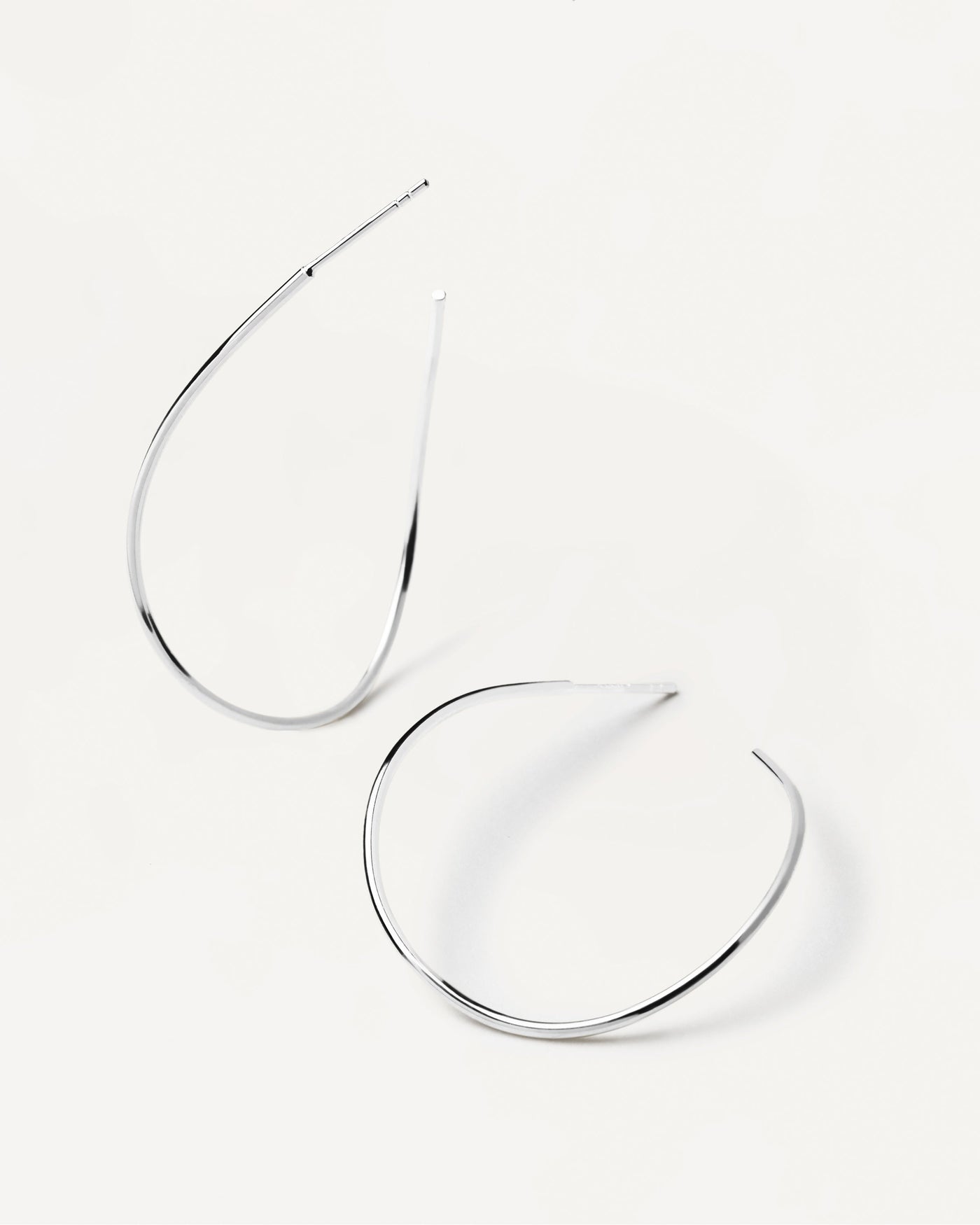 Niko Silverohrringe. offene wellen oval creolen aus 925 sterling silber. Erhalten Sie die neuesten Produkte von PDPAOLA. Geben Sie Ihre Bestellung sicher auf und erhalten Sie diesen Bestseller.