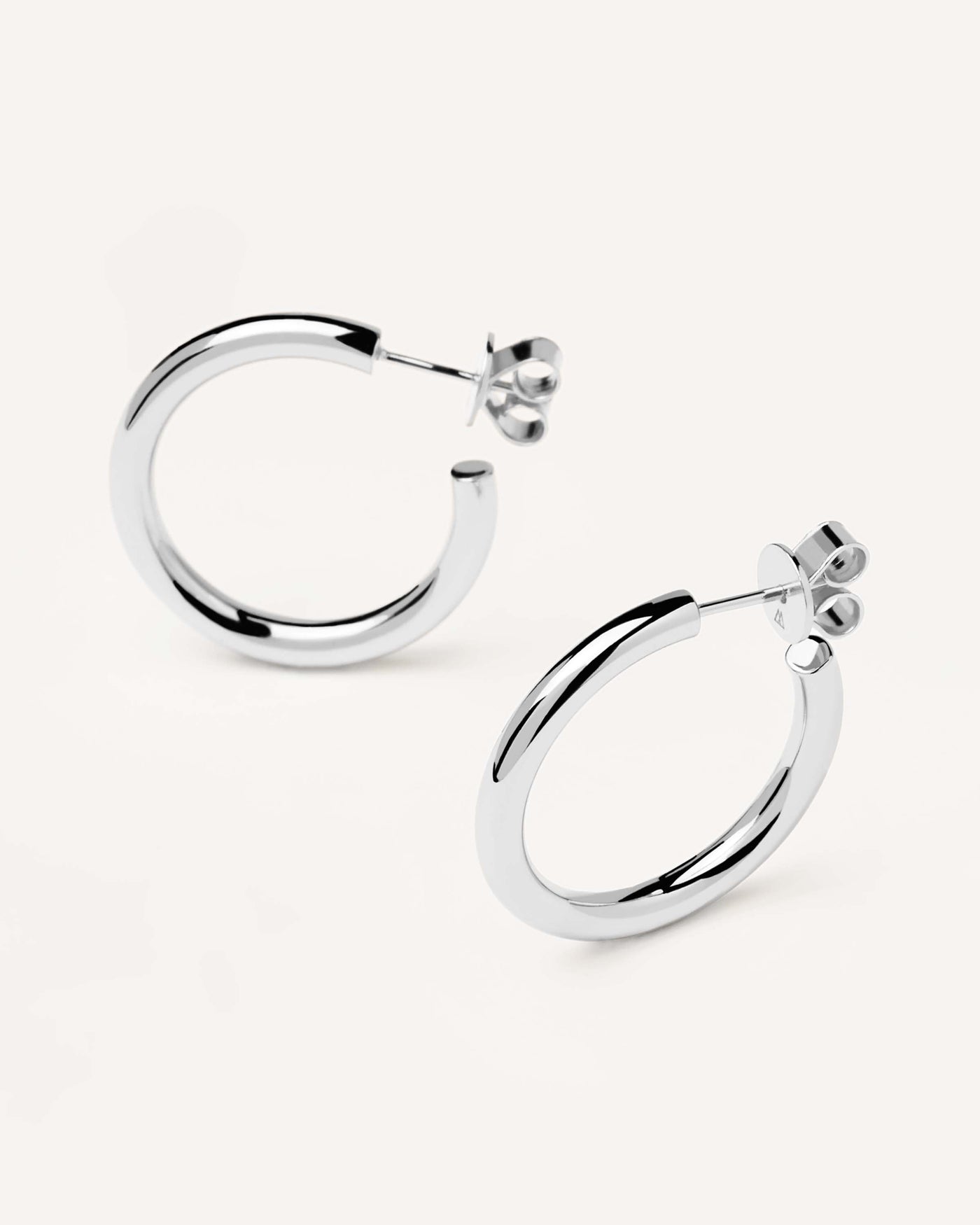 Boucles d’oreilles Supreme Cloud en argent. grandes boucles d'oreilles en forme de c en argent sterling 925. Découvrez les dernières nouveautés de chez PDPAOLA. Commandez et recevez votre bijou en toute sérénité.