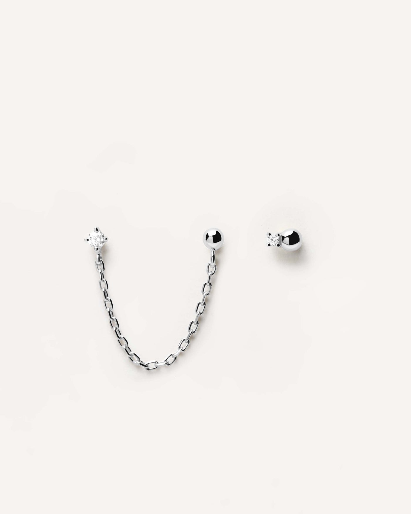 Sélection 2023 | Boucles d'oreilles en argent Musketeer. TROIS BOUCLES D'OREILLES EN ARGENT 925 AVEC CHAÎNE ET DEUX PIERRES DE ZIRCON BLANC TAILLÉES. Découvrez les dernières nouveautés de chez PDPAOLA. Commandez et recevez votre bijou en toute sérénité. Livraison gratuite.
