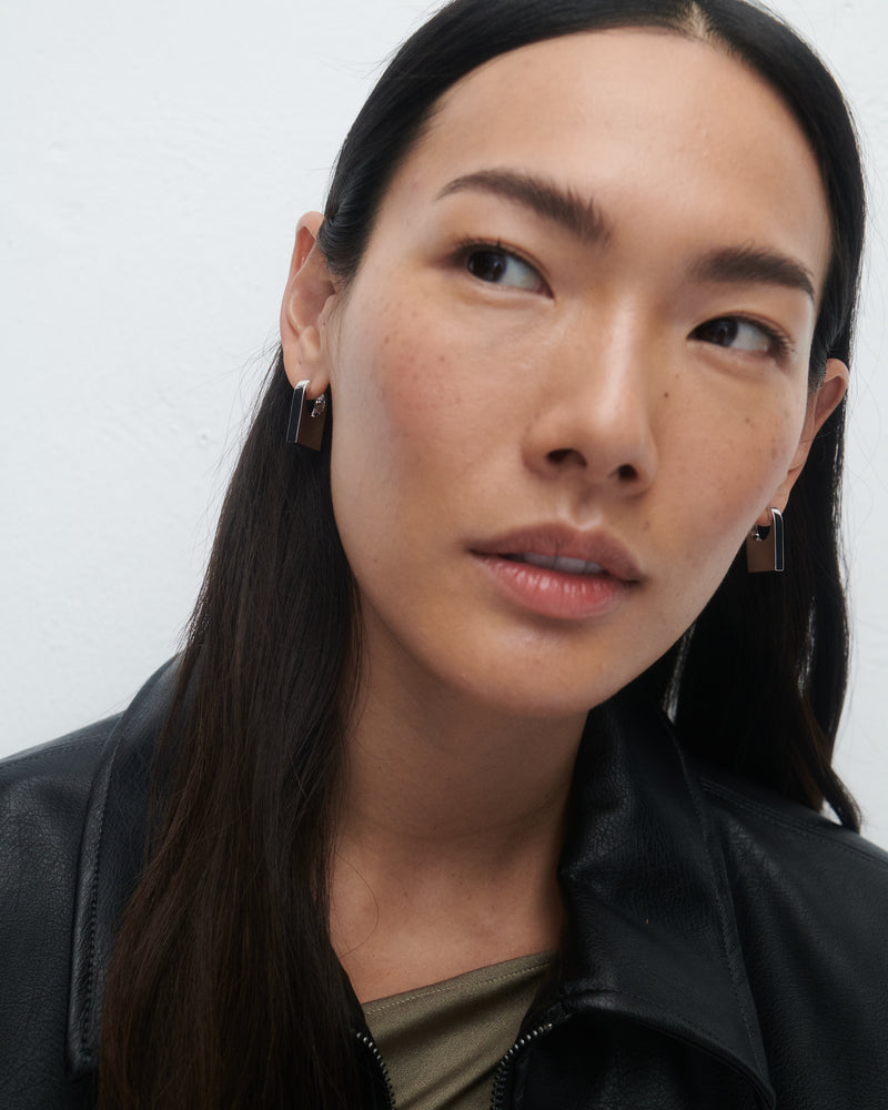 Gold-plated distinctive geometric hoop earrings with an elongated square shape