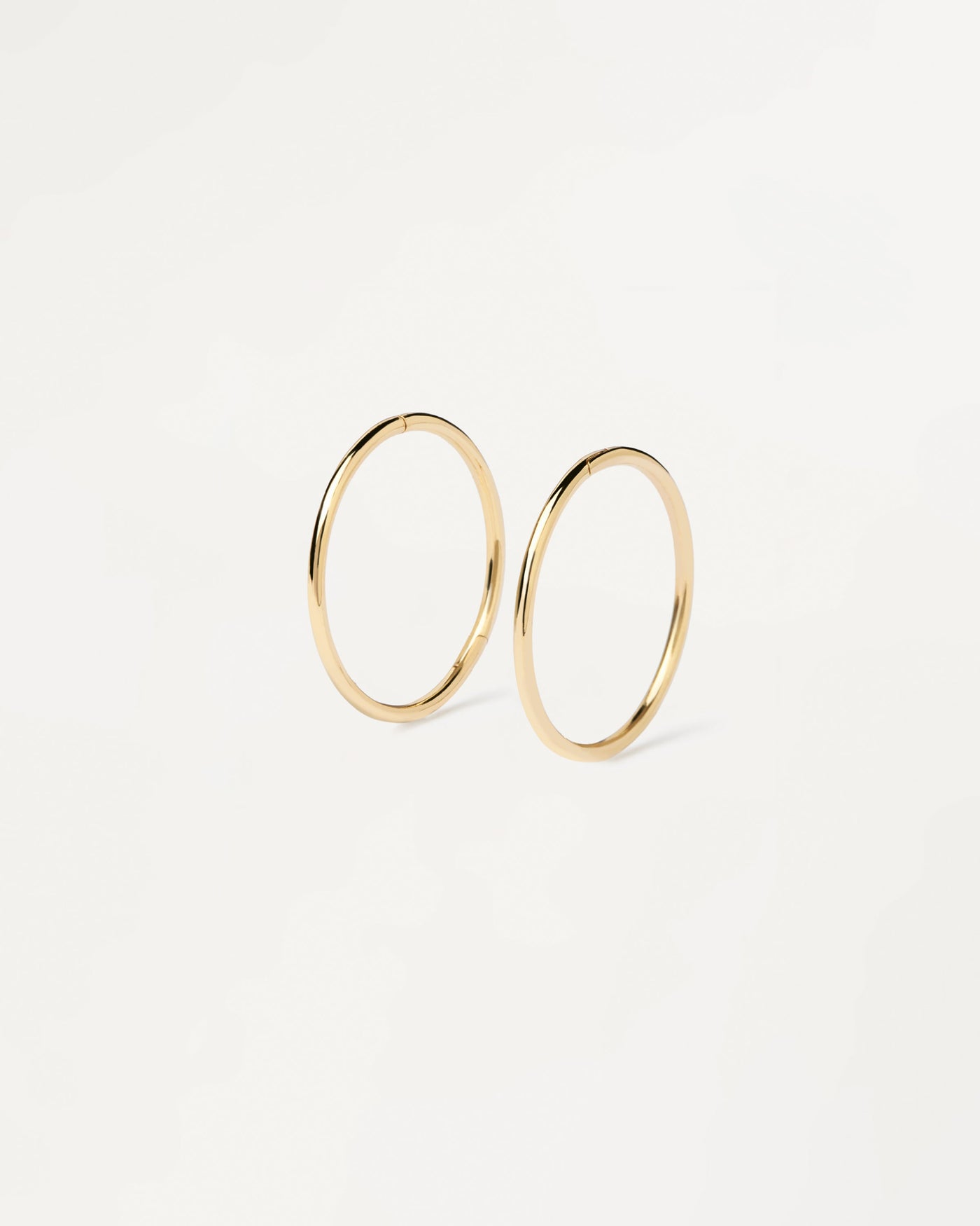 Selezione 2023 | Orecchini in Oro Essential Mini. Perfetti orecchini a cerchio piccoli dal design semplice, realizzati in oro giallo riciclato. Acquista le ultime novità di PDPAOLA. Effettua il tuo ordine in tutta sicurezza e non lasciarti sfuggire questo best seller. Spedizione gratuita.