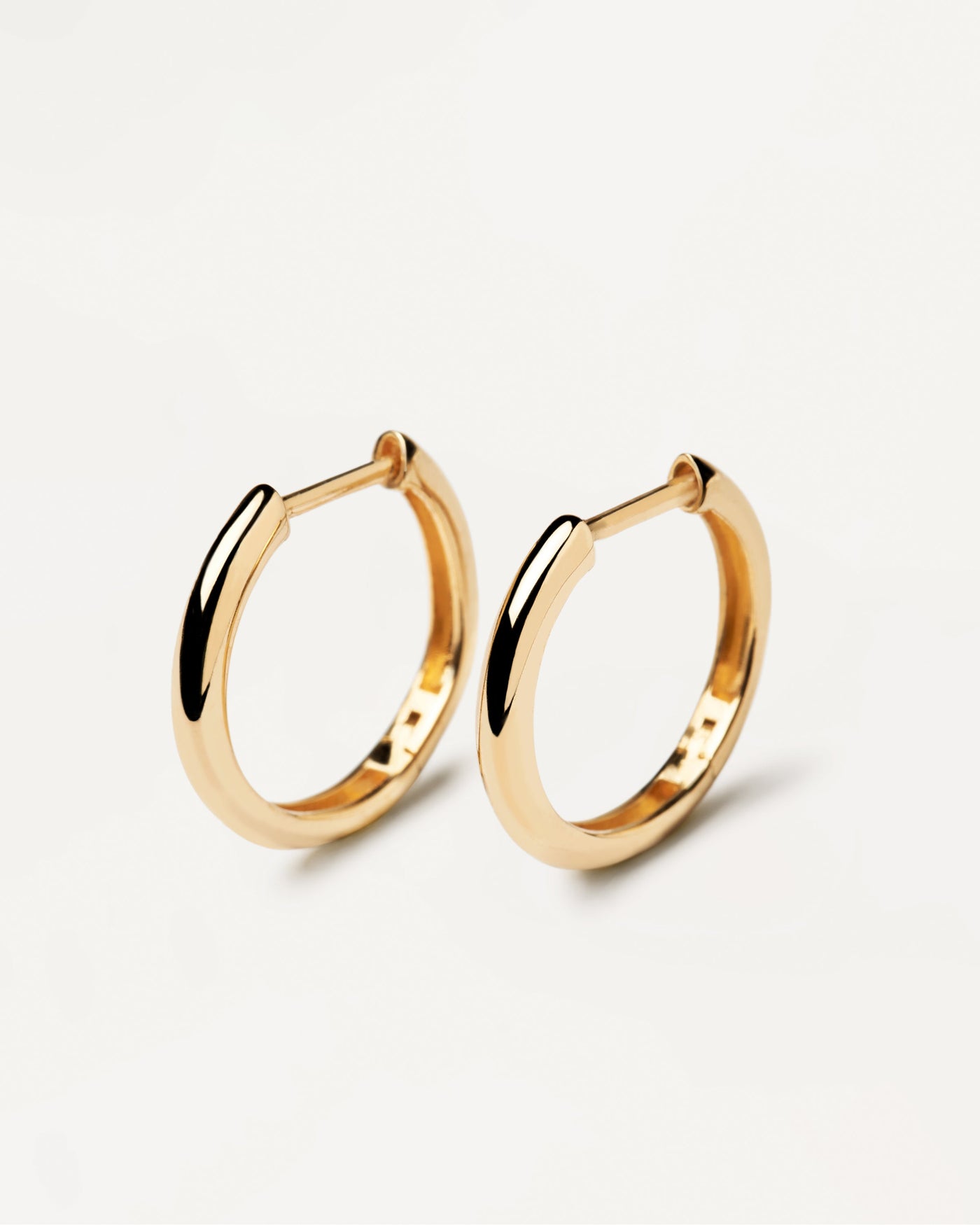 Pendientes de oro Bold Medium. Aros en oro amarillo macizo reciclado. Consigue las últimas novedades de PDPAOLA. Haz tu pedido de forma segura y obtén este Best Seller.