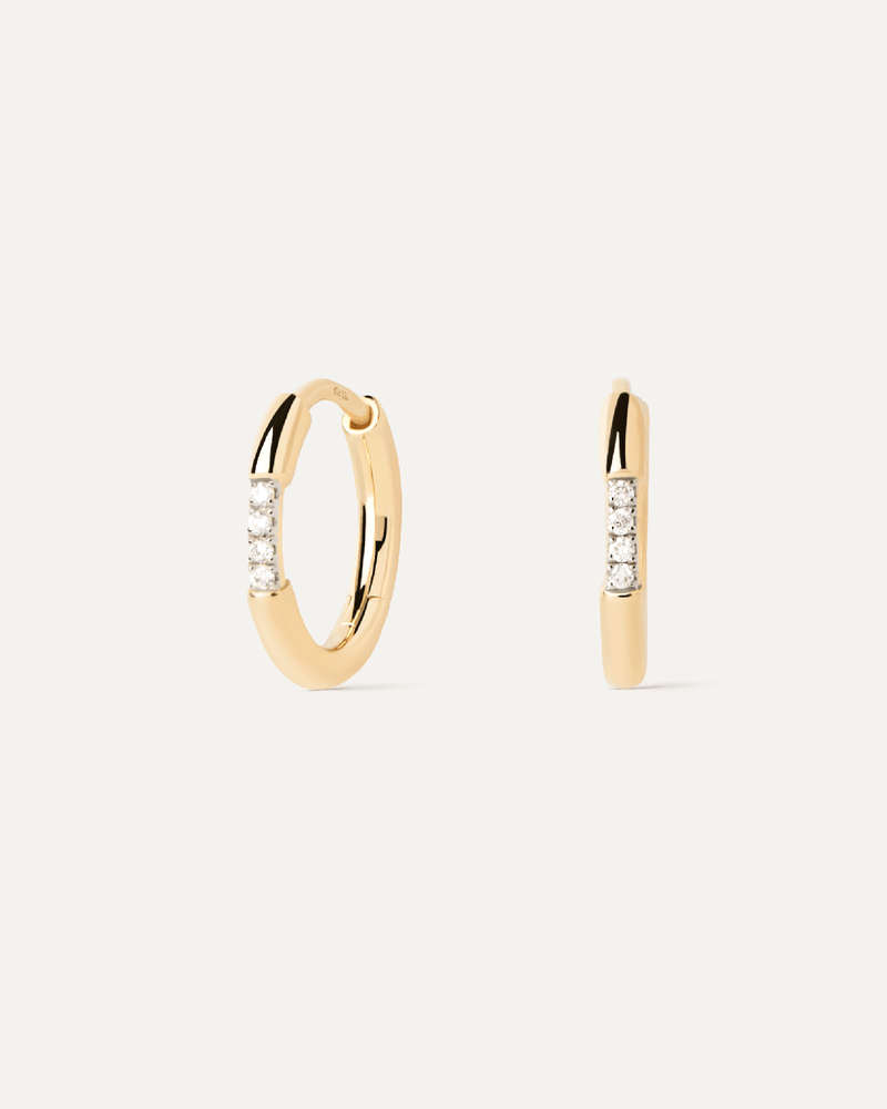Petit boucles d'oreilles en or jaune massif serti de diamants de laboratoire contrastés