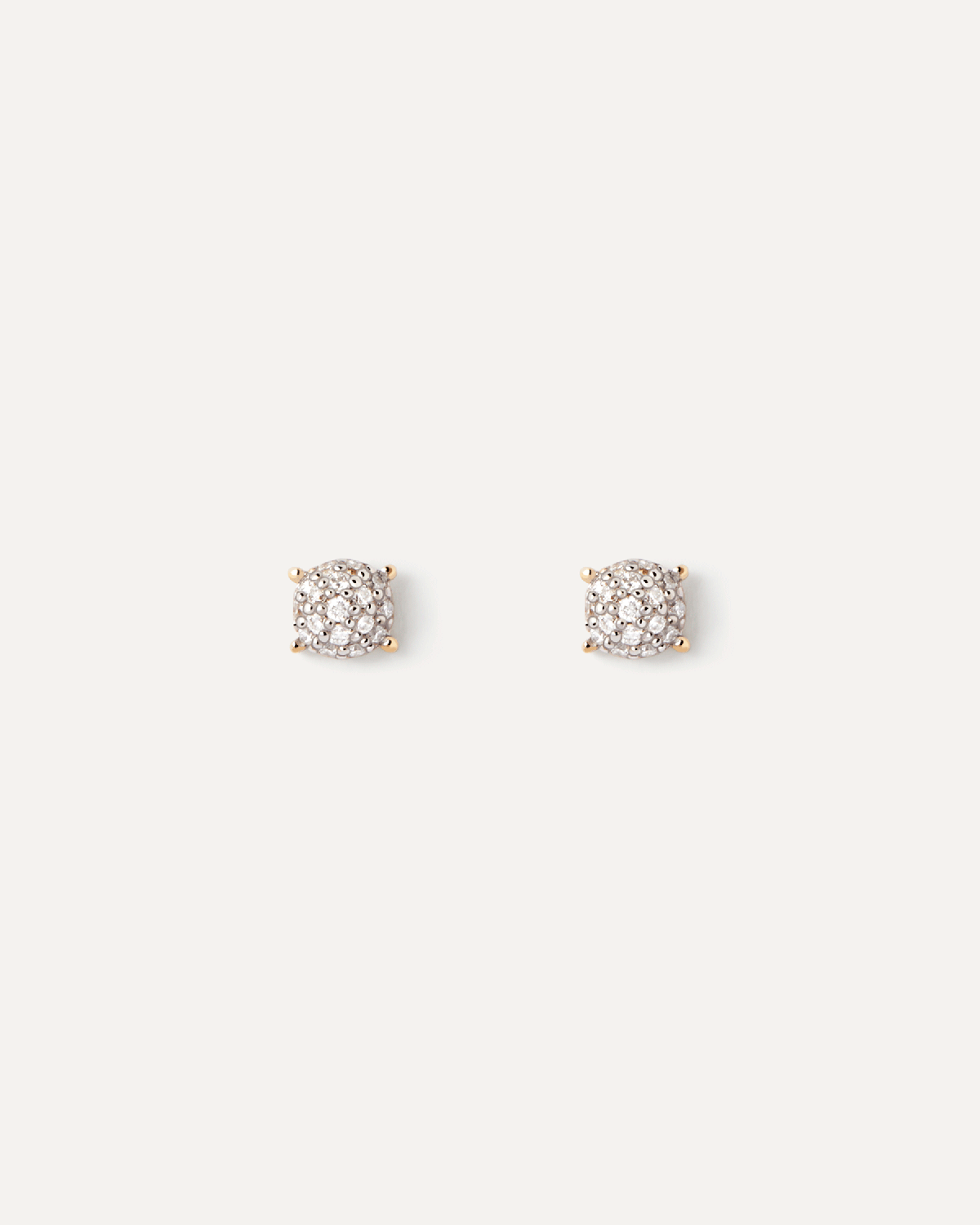 Pendientes stud de diamantes y oro Dona. Pendientes redondos de oro amarillo con pavé de diamantes de laboratorio de cuatro puntas. Consigue las últimas novedades de PDPAOLA. Haz tu pedido de forma segura y obtén este Best Seller.