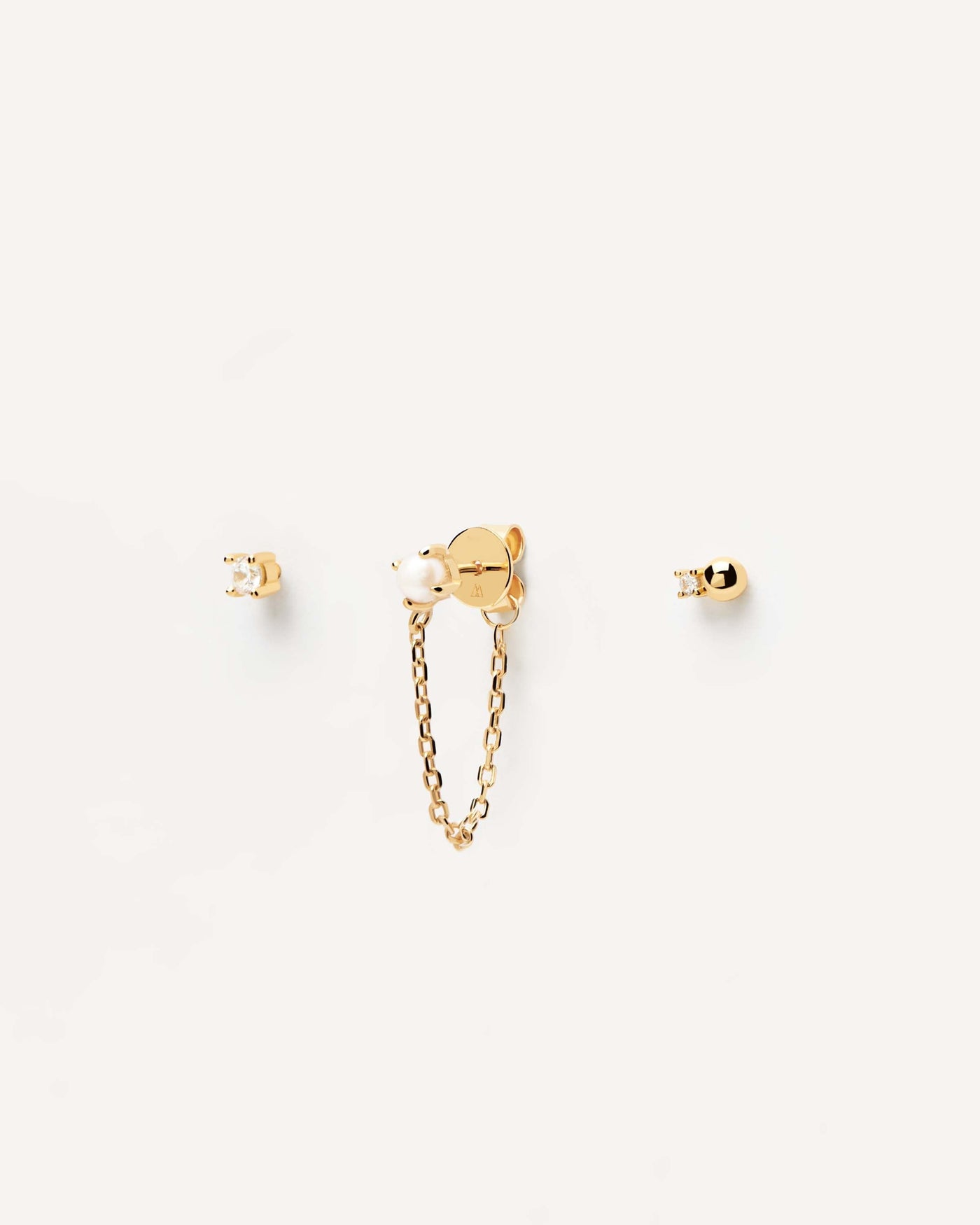 Sortiment 2023 | Charlie Ohrringe Set. SET VON DREI EINZELNEN OHRSTECKER; EIN PERLENSTUD MIT EINE KETTE UND ZWEI ZIRKONIA IN 18K GOLD PLATTIERTEM SILBER. Erhalten Sie die neuesten Produkte von PDPAOLA. Geben Sie Ihre Bestellung sicher auf und erhalten Sie diesen Bestseller. Kostenloser Versand.
