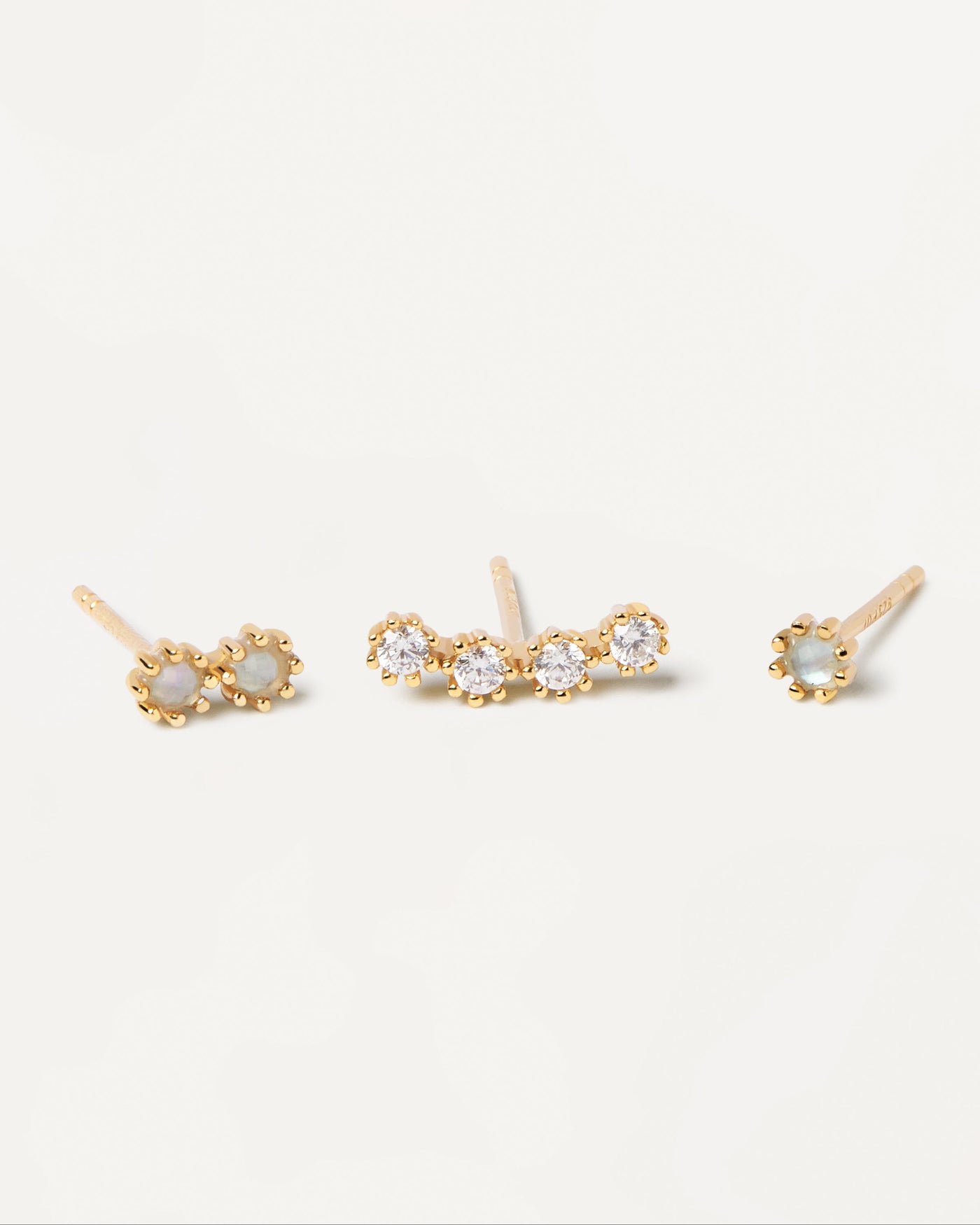 Selección 2023 | Set de Pendientes Ocean. Set de 3 pendientes de plata bañados en oro con circonita blanca y azul. Consigue las últimas novedades de PDPAOLA. Haz tu pedido de forma segura y obtén este Best Seller. Envío Gratis.