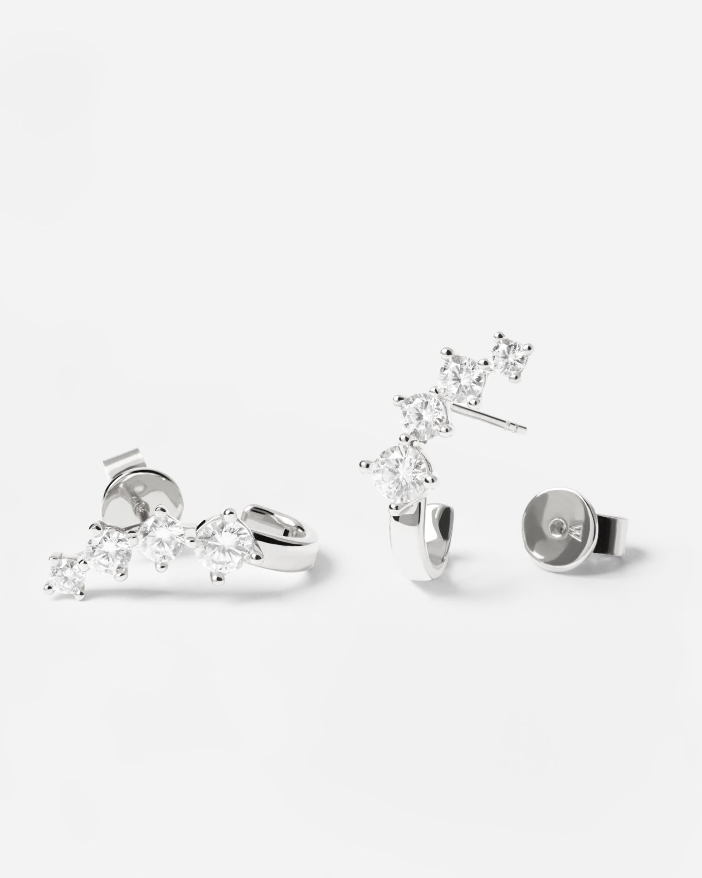 Boucles D'Oreilles En Argent Lena. Petites boucles d'oreilles clous ondulées en argent serties de quatre zircons blancs. Découvrez les dernières nouveautés de chez PDPAOLA. Commandez et recevez votre bijou en toute sérénité.