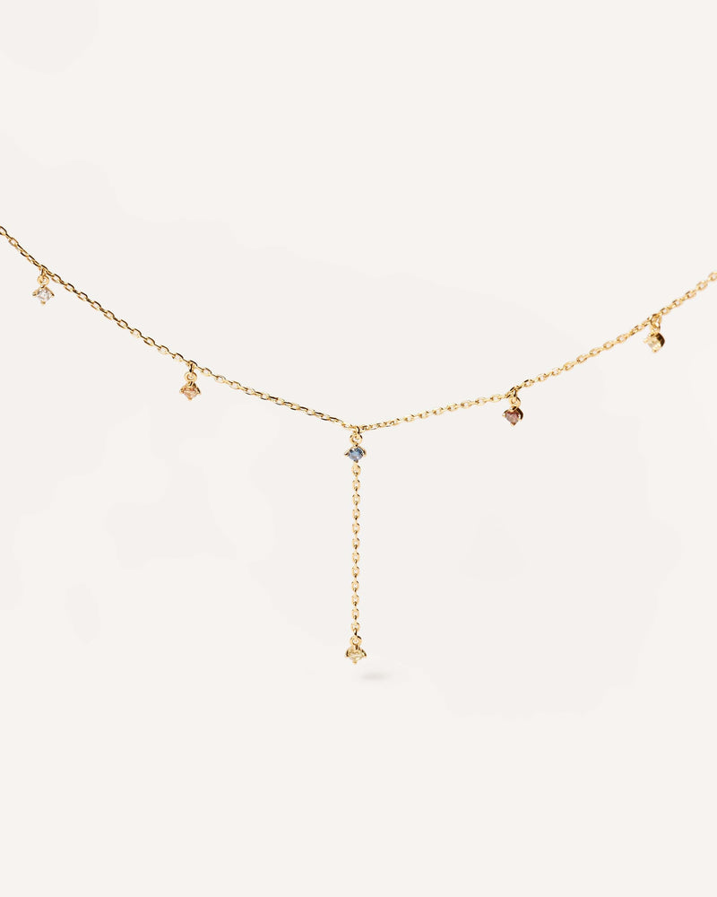 Delicado collar de plata con baño de oro con cadena y cinco piedras de colores