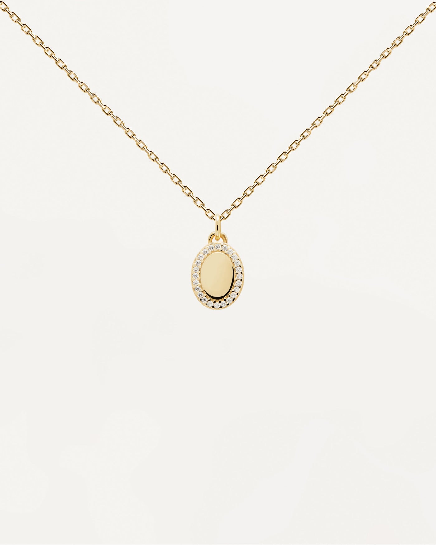 Collier Mademoiselle. Collier personnalisable en argent plaqué or avec pendentif cerné de zircons blancs. Découvrez les dernières nouveautés de chez PDPAOLA. Commandez et recevez votre bijou en toute sérénité.