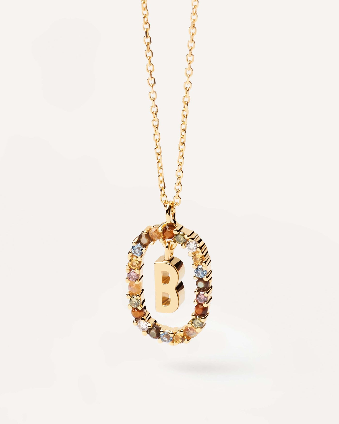 Collar de inicial B en plata con baño de oro, rodeada de piedras de colores
