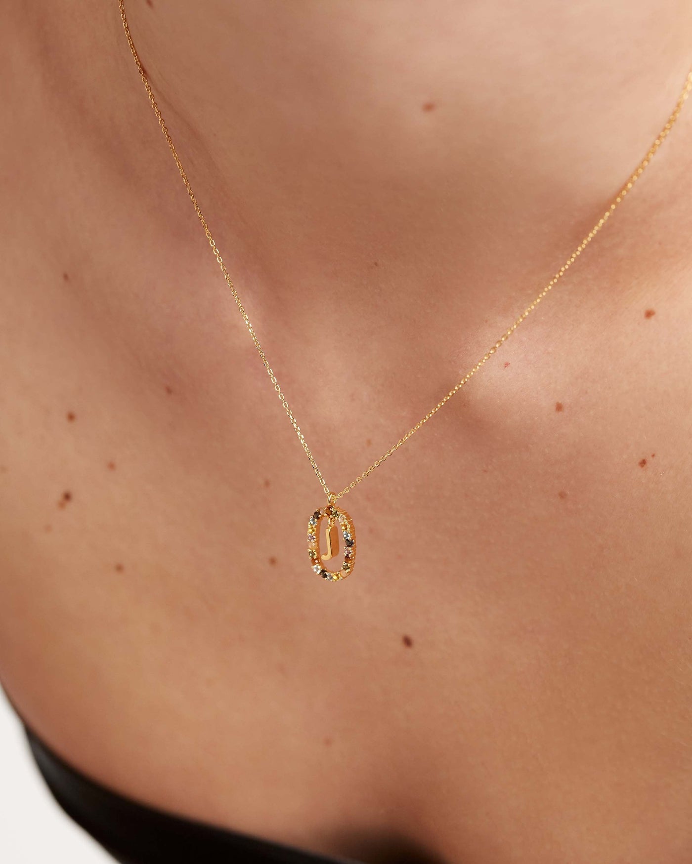Collana con lettera J - 
  
    Argento sterling / Placcatura in Oro 18K
  
