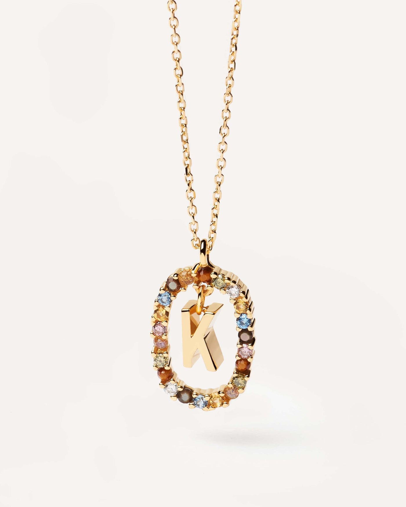 Buchstaben K Halskette. Initiale K-Halskette aus vergoldetem Silber, umgeben von bunten Edelsteinen. Erhalten Sie die neuesten Produkte von PDPAOLA. Geben Sie Ihre Bestellung sicher auf und erhalten Sie diesen Bestseller.