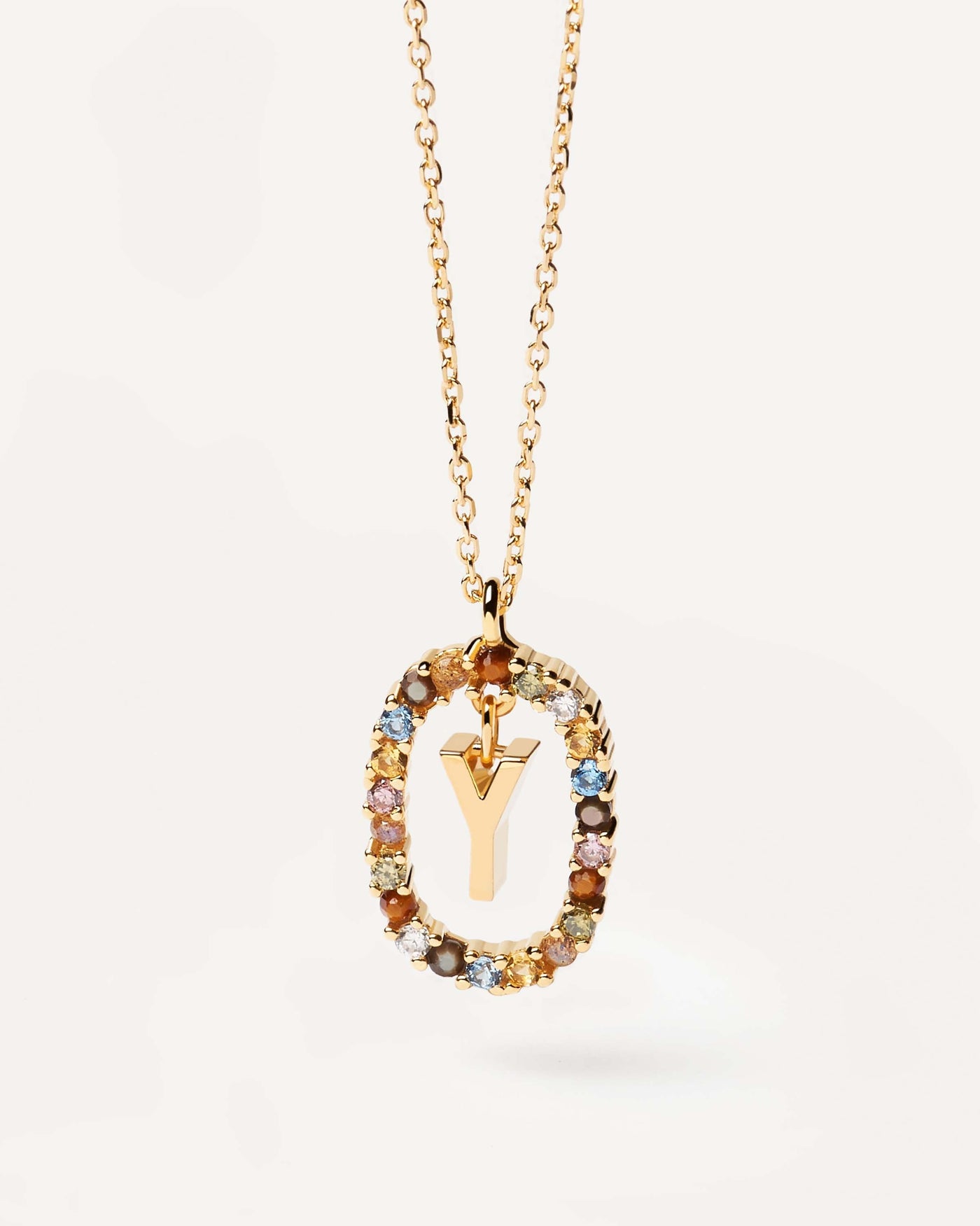 Buchstaben Y Halskette. Initiale Y-Halskette aus vergoldetem Silber, umgeben von bunten Edelsteinen. Erhalten Sie die neuesten Produkte von PDPAOLA. Geben Sie Ihre Bestellung sicher auf und erhalten Sie diesen Bestseller.