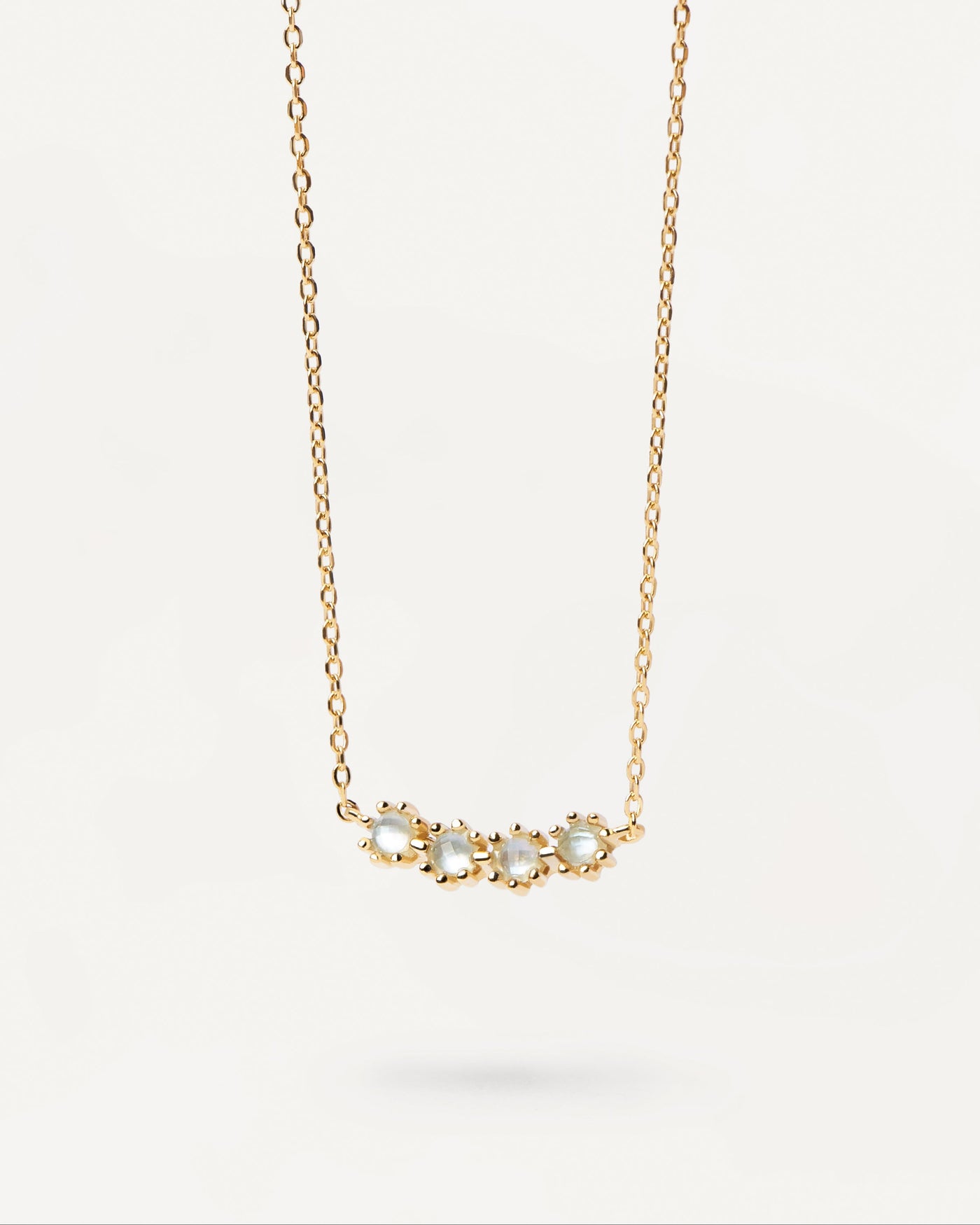 Selección 2023 | Collar Blue Tide. Collar de plata bañado en oro con el movimiento curvado de cuatro circonitas azul claro. Consigue las últimas novedades de PDPAOLA. Haz tu pedido de forma segura y obtén este Best Seller. Envío Gratis.