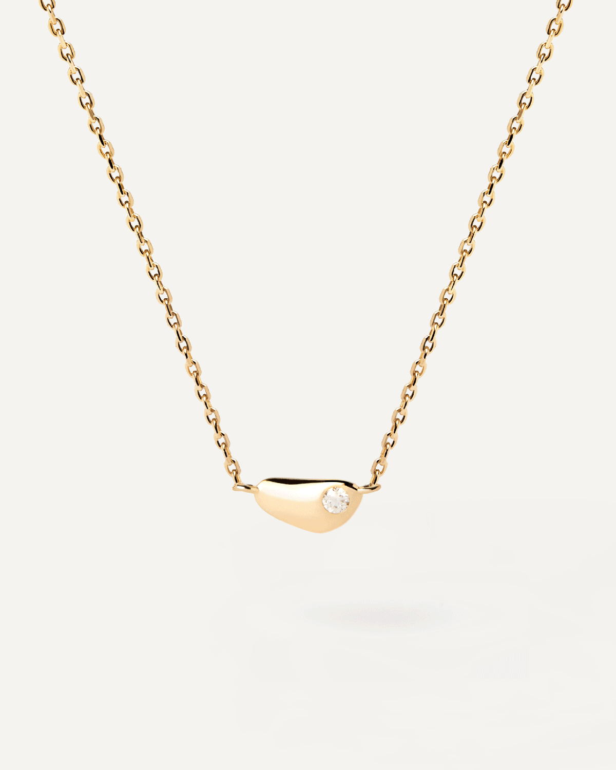 Collier minimaliste de forme fluide en plaqué or avec un pendentif en zircon affleurant