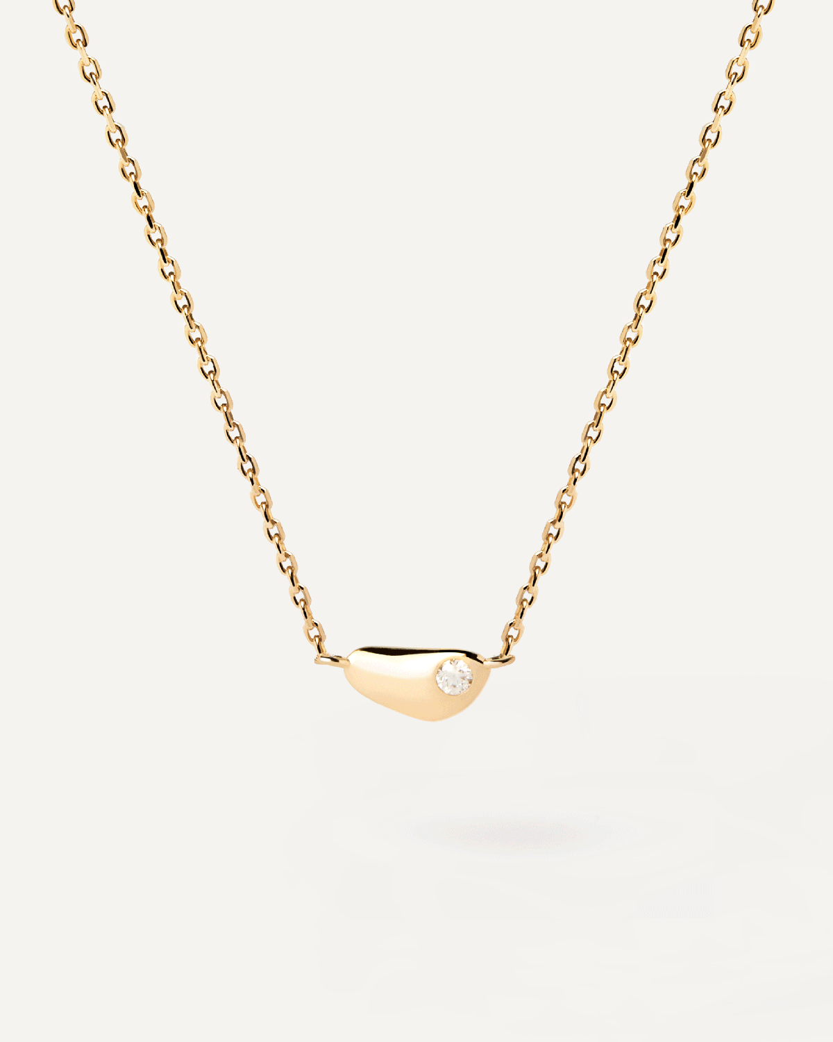Collier Delta. Collier minimaliste de forme fluide en plaqué or avec un pendentif en zircon affleurant. Découvrez les dernières nouveautés de chez PDPAOLA. Commandez et recevez votre bijou en toute sérénité.