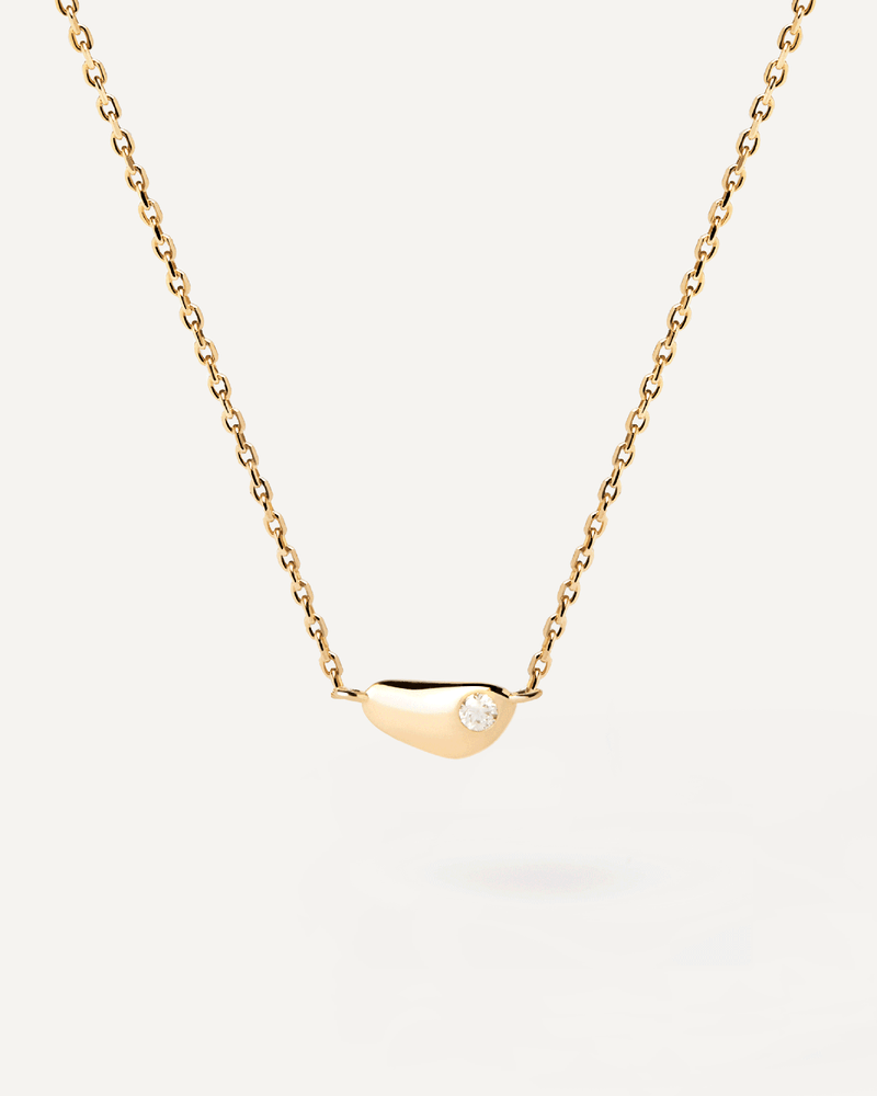 Collana minimalista fluida placcata oro con ciondolo di zirconi incastonati a filo