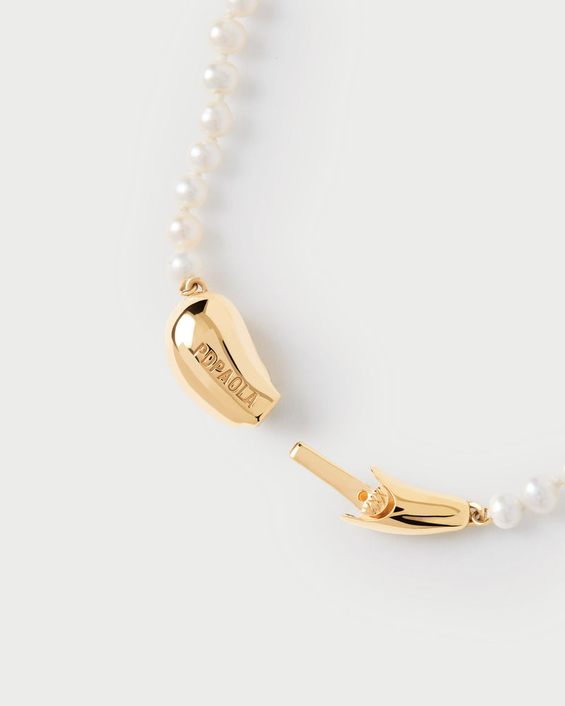 Elegant freshwater cultured pearl beaded necklace with fluid drop clasp