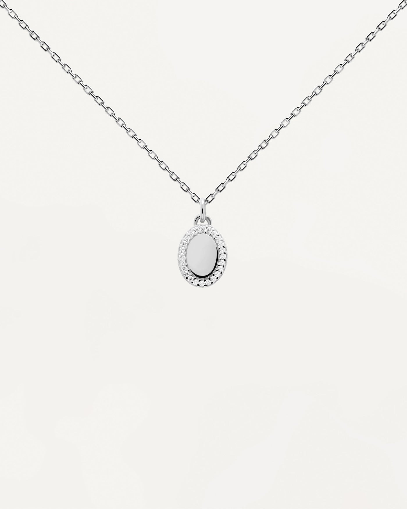 Collier Mademoiselle en argent. Collier personnalisable en argent massif avec pendentif cerné de zircons blancs. Découvrez les dernières nouveautés de chez PDPAOLA. Commandez et recevez votre bijou en toute sérénité.