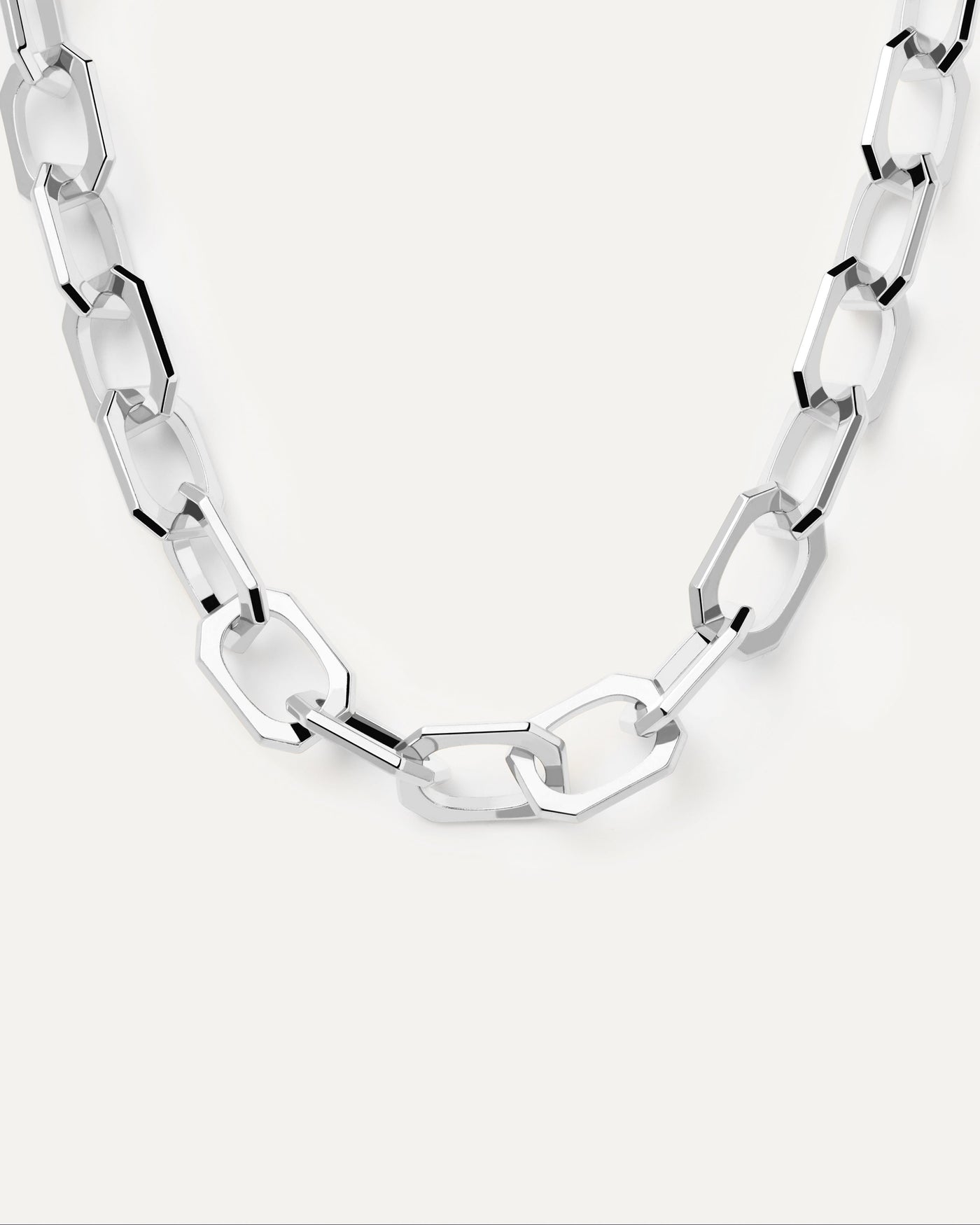 Collier chaine argenté Large Signature. Collier chaine forçat à gros maillons octogonaux en argent rhodié. Découvrez les dernières nouveautés de chez PDPAOLA. Commandez et recevez votre bijou en toute sérénité.