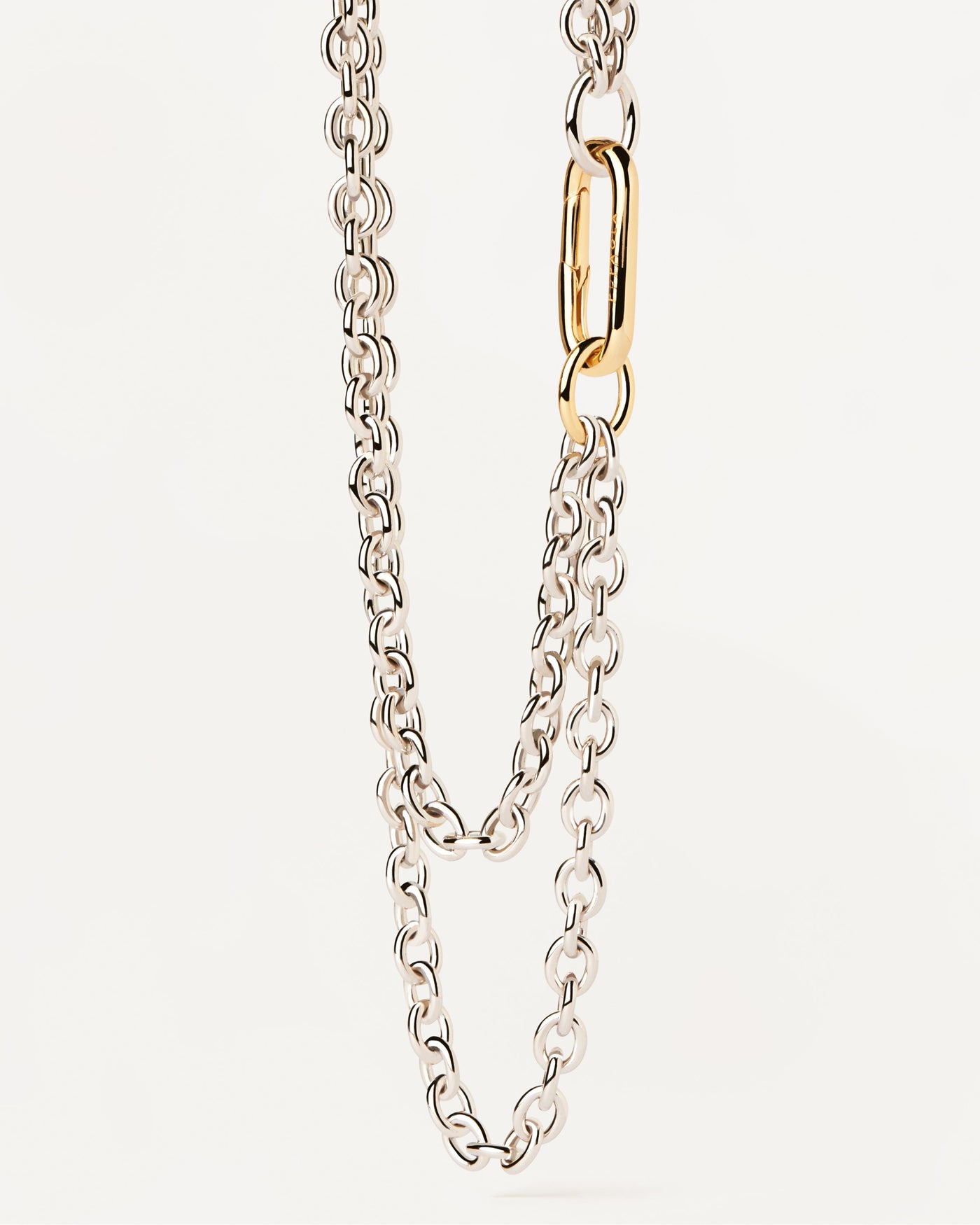 Collier chaine Double Beat. Collier bicolor avec double chaine argentée et gros fermoir en plaqué or 18K. Découvrez les dernières nouveautés de chez PDPAOLA. Commandez et recevez votre bijou en toute sérénité.